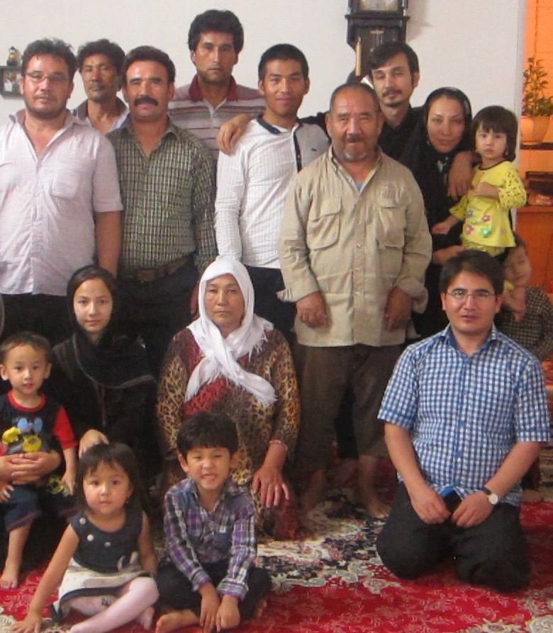 کاری کردیم کارستان ٬ در ماه مبارک رمضان٬ با حول و قوه الهی و دعای دوستان و تلاشها و زحمتهای تک تک اعضای فامیل٬ پدر را از بستر بیماری جدا کردیم و چون کوهی استوار پشت و پناه خود داریم. از خدا میخواهیم روز به روز سلامتی و جان جور و طول عمر نصیب والدین ما نماید. تشکر از دعای خیر همه دوستان
