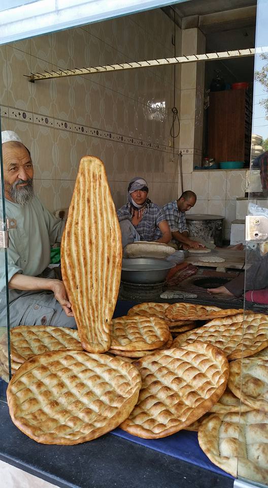 ز خاک من اگر گندم برآید از آن گر نان کنی مستی فزاید خمیر و نانوا دیوانه گردد تنورش بیت مستانه سراید... در افغانستان چه در خانه و چه در دکان نانوایی نان را خیلی خوب میپزند و سوختگی و خامی معمولا ندارد. نانوایی در سرک پل سرخ - علاوالدین از این نانهای داغ و بریان و خوشمزه و خوشبو گر بخوری مست نگردی مردی...