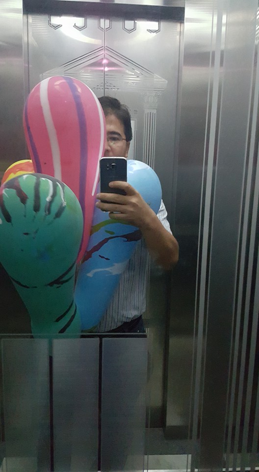 برای اولادها پوقانه خریدم. به رنگهای سبز و سرخ و آبی و زرد رنگهای #گوگلی Have bauoght baloons in colors of #google; green, red, blue and yellow.