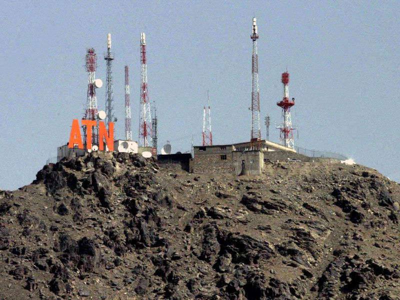 یک سوال از دوستان آشنا به مخابرات و مسایل آن در افغانستان : دولت امنیت شاهراهها را نمیتواند درست و دوامدار تامین کند. شاهراه یعنی جایی که موتر میتواند به آنجا رفت و آمد کند و روزانه بیشتر از 1000 هزار موتر در رفت و آمد است. چیزی که ذهن مرا مشغول کرده این است که شرکتهای مخابراتی مثل روشن، اتصالات ،افغان بیسیم ،و ام تی ان چطور امنیت دکل و تاورهای مخابراتی خود را در میان کوهها و تپه های صعب العبور تامین میکند ؟ چیزی که بعد از وضع قانون 10 درصد مالیات از کردیتهای موبایل مشاهده میکنم کسر شدن روتین و حساب شده روزانه 10 الی 20 افغانی از کردیت موبایل است مخصوصا اگر بالاتر از 100 و 200 افغانی کردیت داشته باشیم. من حدس میزنم شرکتهای مخابراتی مجبورند به عوامل ناامنی مثل طالب و داعش و غیره باج بدهد. و این شرکتها هم این تاوان را نه از جیب خودشان بلکه از جیب ملت از این طریق هوشمندانه کسب میکنند. و باز این چرخه ناامنی تداوم میابد. میخواهم نظر دیگر دوستان کارشناس و صاحب نظر در این مورد را بدانم. http://dari.wadsam.com/-289--------/