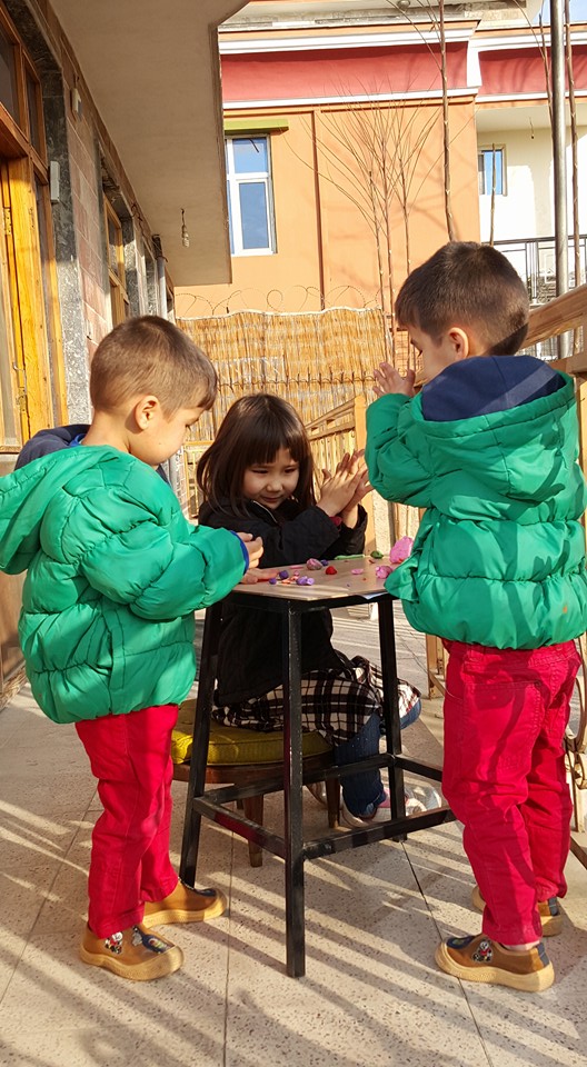 بچه ها در مرکز هنری پاک نگار . همراه خمیرهای رنگی بازی میکنند.