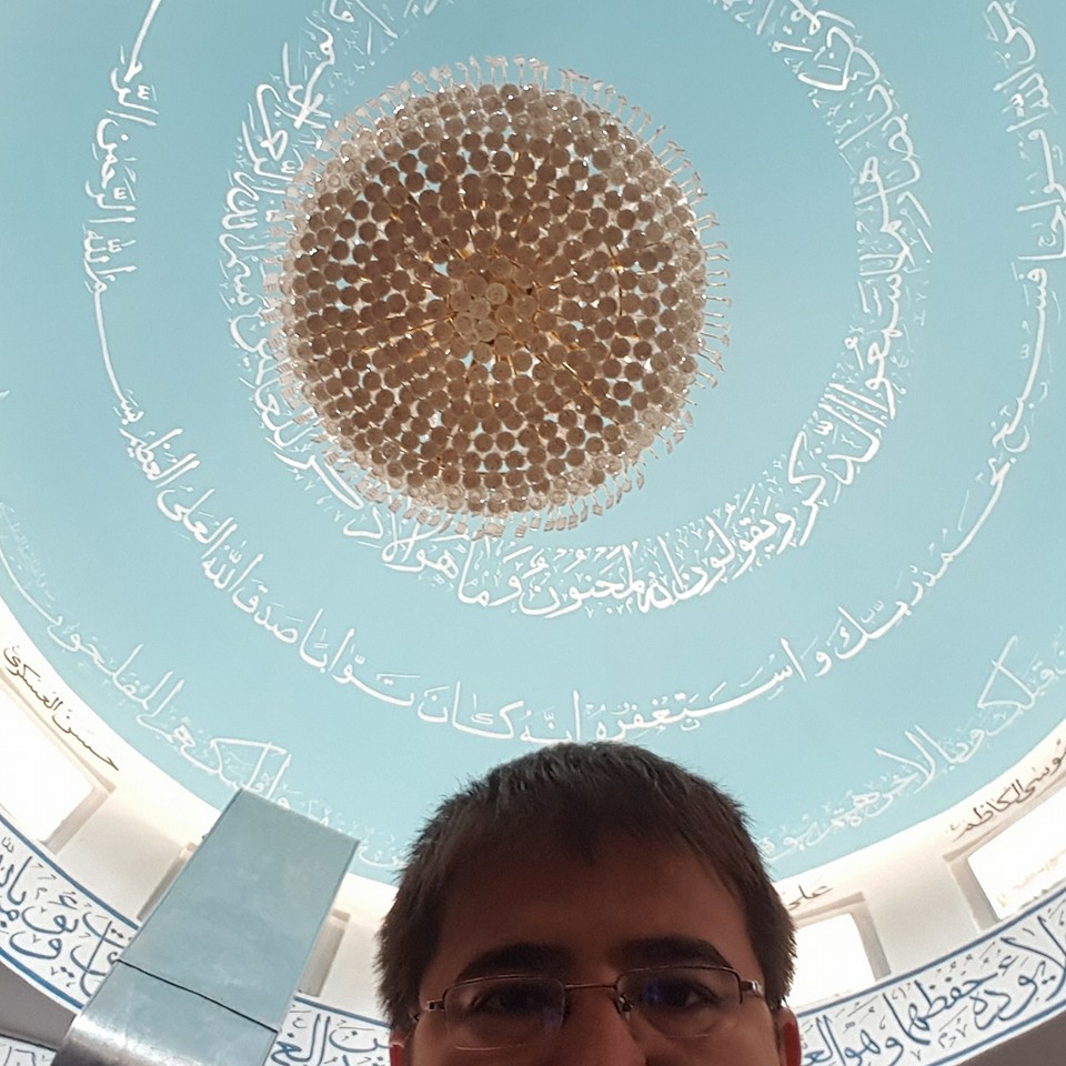 زیر گنبد کبود. Under the blue dome.