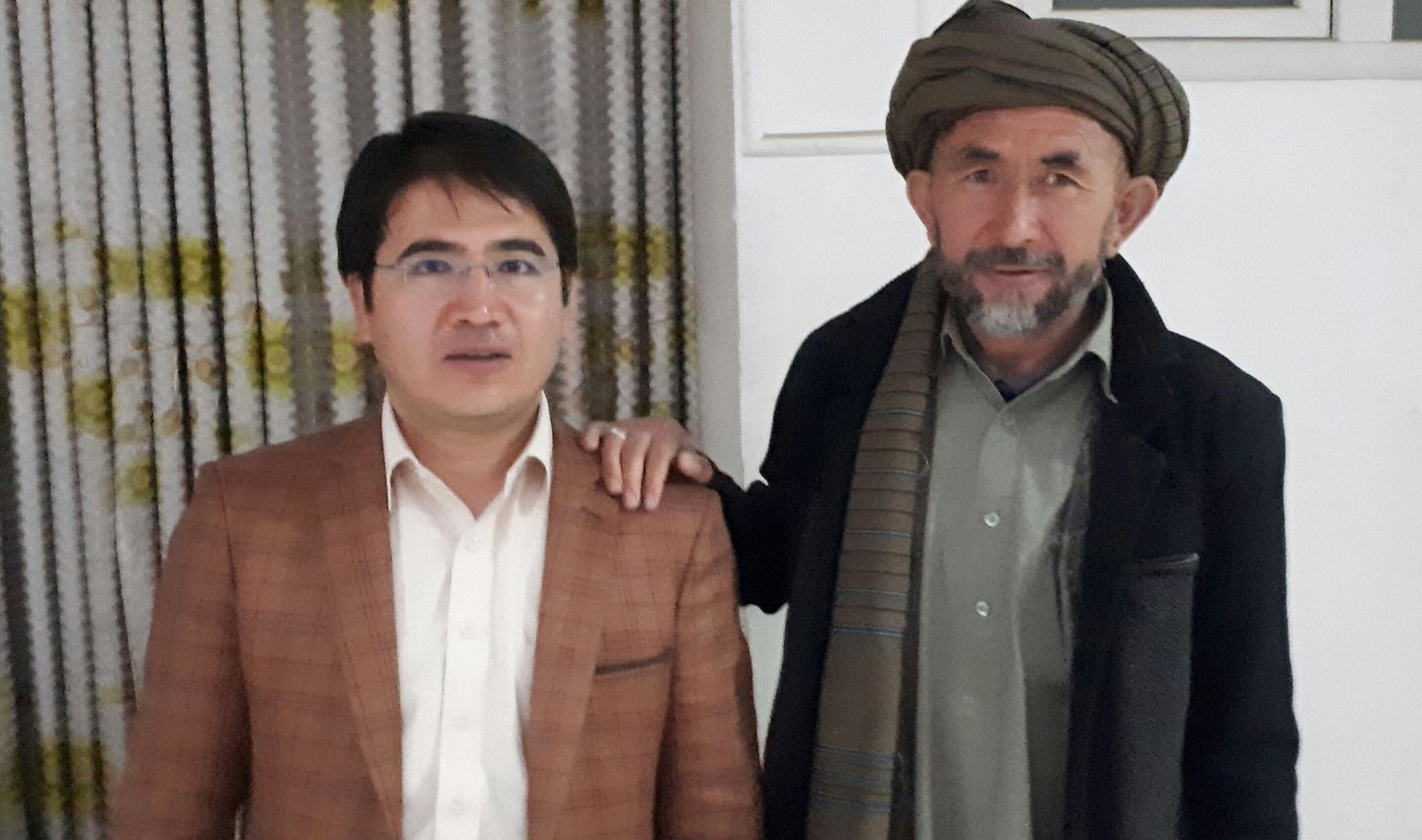خوشا به حال درختان، که عاشق نور‌اند و دست منبسط نور روی شانه‌ی آنهاست.