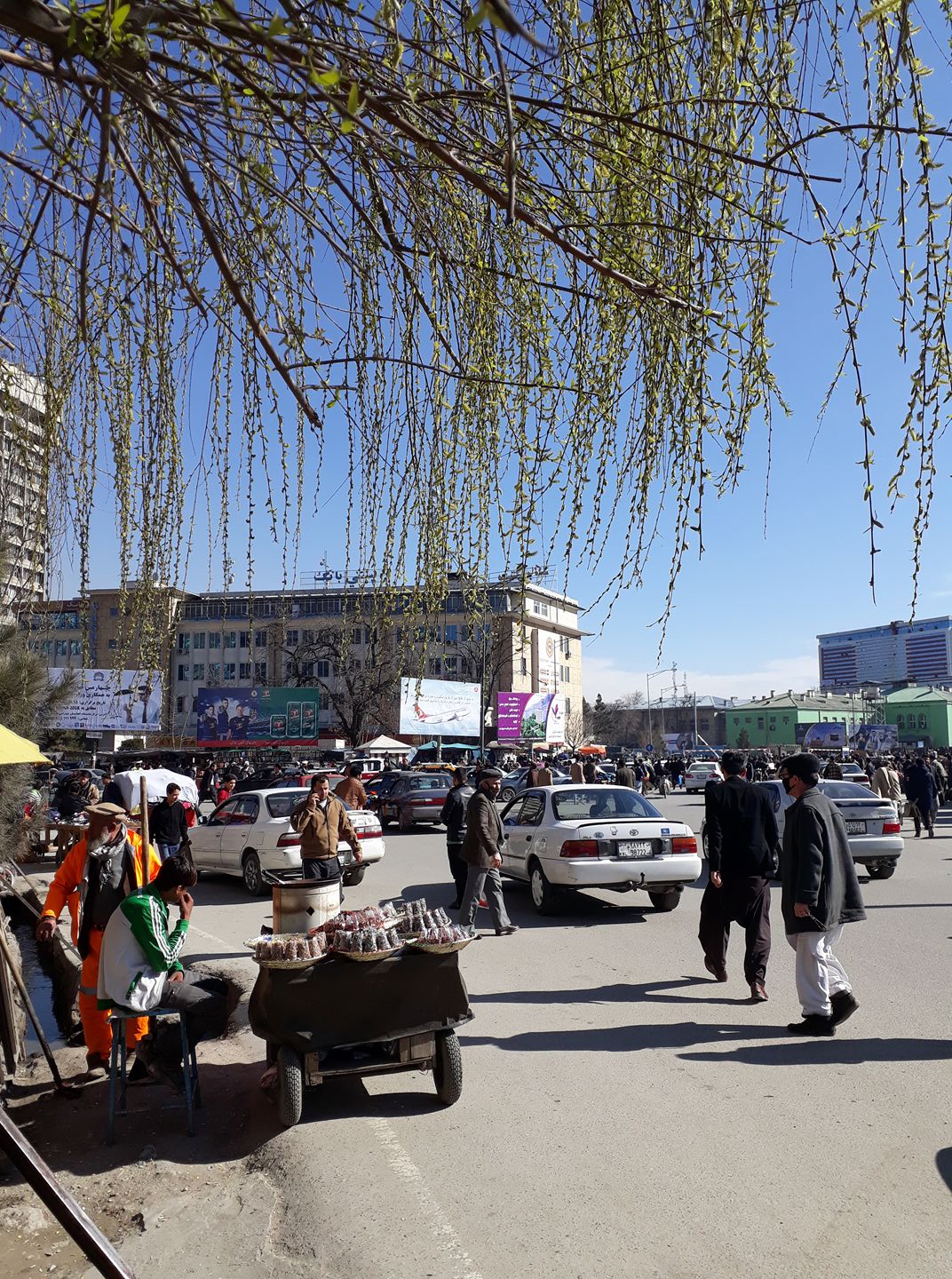 یک فکاهی است به این صورت: نفر به رفیقش میگه خواب دیدم حج رفتی پس آمدی. نام خدا پس آمدی مخلوق است مخلوق است که به دیدنت می‌آیند.وقت رفتن و برآمدن مهمانها، به هر کدام یکی یک ساعت میدی، نمیدانم با مه چی ضد داشتی که به مه نیم ساعت دادی!!! تا اینجا را اکثریت میدانند. و اما بعد: رفیقش هم می‌زنه پشت شانه‌اش و میگه: خیر است دست تو هم میدم یک ساعت باشه، ولی قول بده که نخوابد¡¡¡¡¡¡¡ در روز زن که نزدیک است توصیه من به کسانی که یک ساعت هدیه دریافت میکنند که زمان را ثانیه به ثانیه با تیک تاک‌اش بیان میکند و شیک است و طول زندگی را نشان میدهد، در عوض شما هم یک ساعت به او بدید! یک ساعت به او هدیه بدید. ساعتی که گذر زمان در طول و درازای زمان را متوقف کند (کمیت زندگی) و او را به پهنا و عرض زندگی پرتاب کند (کیفیت زندگی). مردها از گذر زمان متنفرند. ساعتی باشد که زمان معمول را برایش فیکس کند و همه چی متوقف شود و طعم کیفیت زندگی را به او بچشانید. شما بهتر بلدید مزه چیست؟ رنگ چیست؟ و یک ساعت چقدر ارزش میتواند داشته باشد. احتمالا کسی که قدر یک ساعت را بداند قدر واحدهای دیگر مثل روز و چاشت و پگاه و گاه و بیگاه و هفته و ماه و سال را هم خواهد دانست. حساب دست‌اش هست که چه وقت قرص مهتاب شب چهارده است و غیره و ذالک. سات‌تان تیر و اوقات خوش و ایام به کام. بهار توبه شکن کابل هم نرم نرمک از راه میرسد. دوستتان دارم.