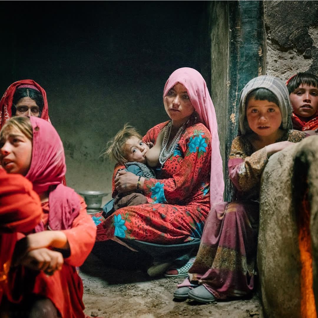 -انصاف نیست، یکبار به دنیا آمدن و این همه مُردن "فروغ" - زودتر از من بمیر! تنها کمی زودتر، تا تو آنی نباشی که مجبور است راه خانه را تنها برگردد."راینر" - نهایتا دل به جایی میرسد که دو راه بیشتر ندارد، یا باید خون شود یا سنگ. "عباس صفاری" - عاقبت، همه‌ی ما در زیر این خاک آرام خواهیم گرفت.. ما که در روی آن دمی به همدیگر مجال آرامش ندادیم. "آنا چطورکایی" Photo by: Mattheu Paley موضوع: زن و طفل و سیاسر و ناموس ما، بعد از مردان خانواده، ته مانده‌ی دسترخوان را میخورند. و ما این کار را "آبروداری" می‌نامیم!