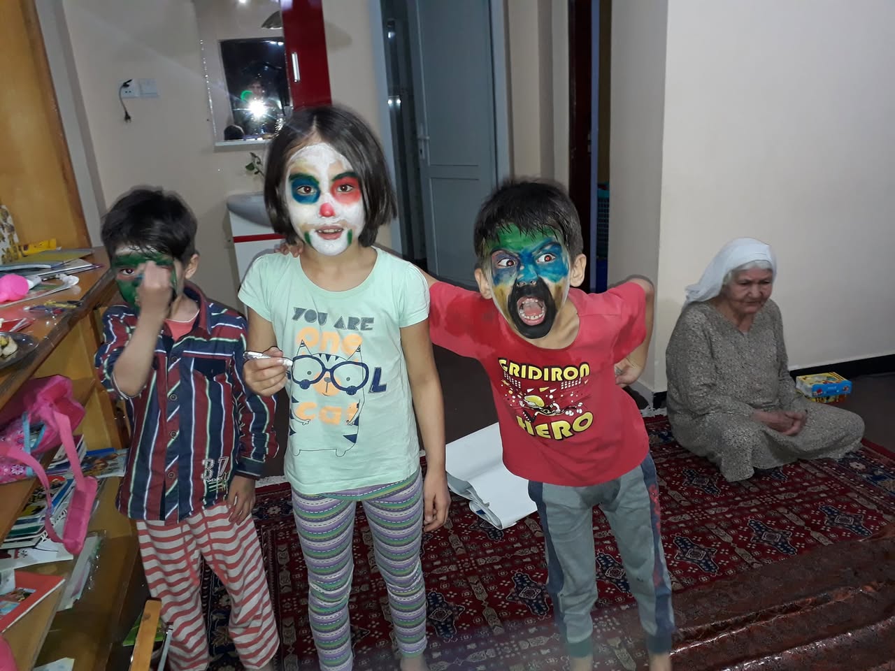به اولادها گفتم دیگر روی دیوار چیزی نوشته نکنید و رسم هم نکشید، گفتند پس کجا چکار کنیم؟ نقاشی روی صورت با رنگ قابل شستشو با آب، جالب بود. شش قلم رنگ مخصوص صورت را هم در تاکَوی مارکت امیری از فروشگاه "دایره" ، در پل سرخ به قیمت ۱۵۰ افغانی میتوانید بخرید. رنگ انگشتی همراه با ورق های کلان کاغذ در سایز A1 و A2 هم جالب است. در فروشگاه "پنسل" پل سرخ، شش رنگ ۳۸۰ افغانی و یک بسته ۲۰ تایی ورق فکر کنم ۲۰۰ افغانی میشود. - صلح، نبود جنگ نیست! امروز فی‌الوقع اولادها صلح را به من کمی یاد دادند و ما سر خط خطی کردن دیوارها با هم جنگ نمیکنیم، بر سر ایجاد رسمهای جالب و جدید روی کاغذهای کلان بحث میکنیم. فرنگیس میخواهد گل کشت کند، شهریار خانه بسازد و شاهرخ موتر سرخ مسابقه‌ای بدواند. شبیه مک کویین در کارتونی Cars کَی،چی وقت و کدام نسل وطن روی آرامش را خواهد دید، الله اعلم. از خدا امید دارم و ناامید شیطان است. - دوستتان دارم.