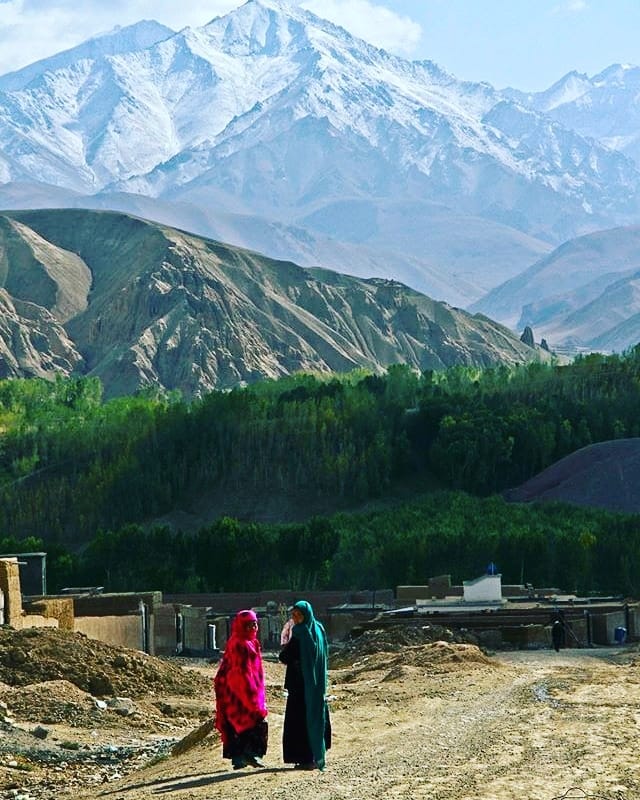 Good morning Afghanistan صبح بخیر افغانستان یک شعر هزارگی تقدیم عاشقان و عارفان و تاردَوانَک دارها: آدم بَلَیً بوری عاشقِ هوشيار مَنه مردم آدمه موگه زوار اگه درشی بوگی مَندَه نبَشی سری قار موگويه جور بَشی بيرار ده بالا ميروی شَو ميکنی يار گمانم دلبری﻿ نَو ميکنی يار اگر مَيلِ دلت ده عاشقی نيست برچی گوشتای مره او ميکنی يار الیً گونو ده اينجه ده عذابوم ميانی آتش و دريای آبم خداوندا مَره هزره رسانی برای هم قروغونخو کبابوم