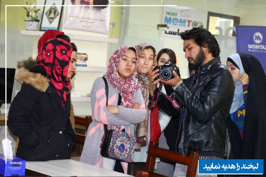 Good morning Afghanistan صبح بخیر افغانستان با همکاری یکی از فارغ التحصیلان دانشکده هنرهای زیبای دانشگاه کابل، یک کارگاه آموزشی #عکاسی دایر کردیم. روزهای جمعه از ساعت یک تا چهار. عکاسی از افغانستان و نشان دادن چهره زیبا و واقعی وطن . نسل جوان نسل سازنده و مهربان است. دوستتان دارم.