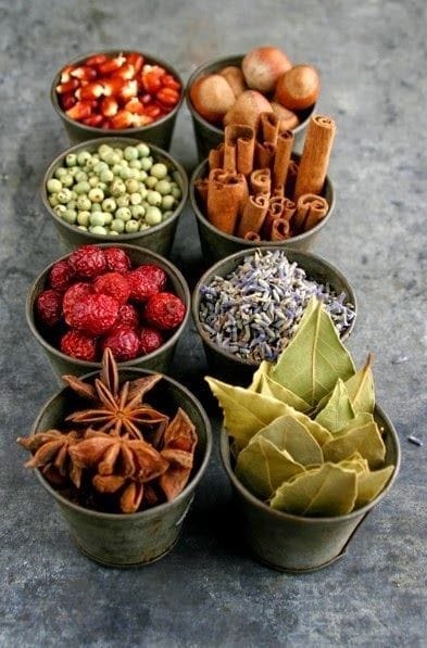Good morning Afghanistan صبح بخیر افغانستان یک مادر کلان دارم، خدا عمرش بدهد از وقتی به یاد دارم همین چهره و قواره را داشته است. دوای هر دردی را دارد، حتی برای بی پولی هم نسخه می‌پیچد!! بسیاری گلها و گیاهان و علف و خار و خاشاک را می‌شناسد. با مدل خودش. یک نامهای عجیب و غریب هم دارد که در هیچ کتابی یافت نمیشود. اصلا نمی‌فهمم چطور بنویسم این نامها را . مثلا بوطرنغو، غیغو، جوانی بادیان، جریبن، حتی سرچ گوگل هم هنگ میکند وقتی نام این گیاهان را جستجو میکنیم. اما تازگی ها گوگل فهمیده منظور ما چیست و خودش را تربیت کرده است تا منظور ما را بهتر بفهمد. خلاصه، "مادر کلان گیاه دارویی شناس" داشتن هم یکی از نعمت های خداوندی است، خوب است گاهی عکسها، قصه‌ها و فیلم و صدایشان را به یادگار داشته باشیم. تا نشود که دیر شود. یکی از صنایع ظریف جهان، صنعت گیاهان دارویی افغانستان است. سلطان گیاهان دارویی هم که مالوم دار گپ است.