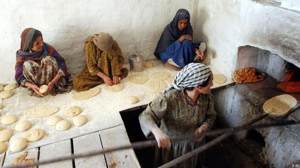 Good morning Afghanistan صبح بخیر افغانستان نانوایی‌ها در افغانستان زنانه و مردانه دارد. یک نانوایی زنانه در پهلوی خانه ما است. سه چهار زن آنجا کار میکنند. ما خمیر سبوس دار را در خانه جور میکنیم و برای پخته کردن، میبریم آنجا. نام نانوا، ماه جان است، نان که پخته میکند بوی خوشی دارد. بویی که کمتر نانی دارد. به قول یکی از دوستان، این نانها بخی بوی ویتامین B میدهد.