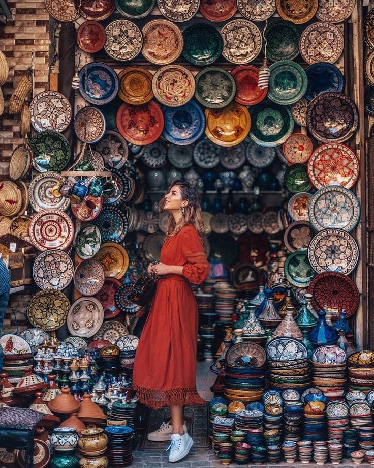 Good morning Afghanistan صبح بخیر افغانستان برای آب زلال، فرقی ندارد که در طلا باشد یا در سفال صنایع سفال و سرامیک استالف، جای کار بسیار دارد. اگر تجارها و فروشنده‌های ما یک کمی عرصه و فضا و میدان رقابت را برای جوانها باز کنند، دویدن ها دیدنی‌است. جوانها هم یک کمی خود را تکان بدهند. گاهی می‌بینیم که انتظارات بیخود جوانها، خود بخود آنها را از میدان رقابت بدر میکند. سفال و سرامیک یک جهان دیگر است، دنیایی است برای خودش. این کوزه چو من عاشق زاری بوده‌است، در بندِ سرِ زلفِ نگاری بوده‌است؛ این دسته که بر گردن او می‌بینی: دستی است که بر گردن یاری بوده‌است!