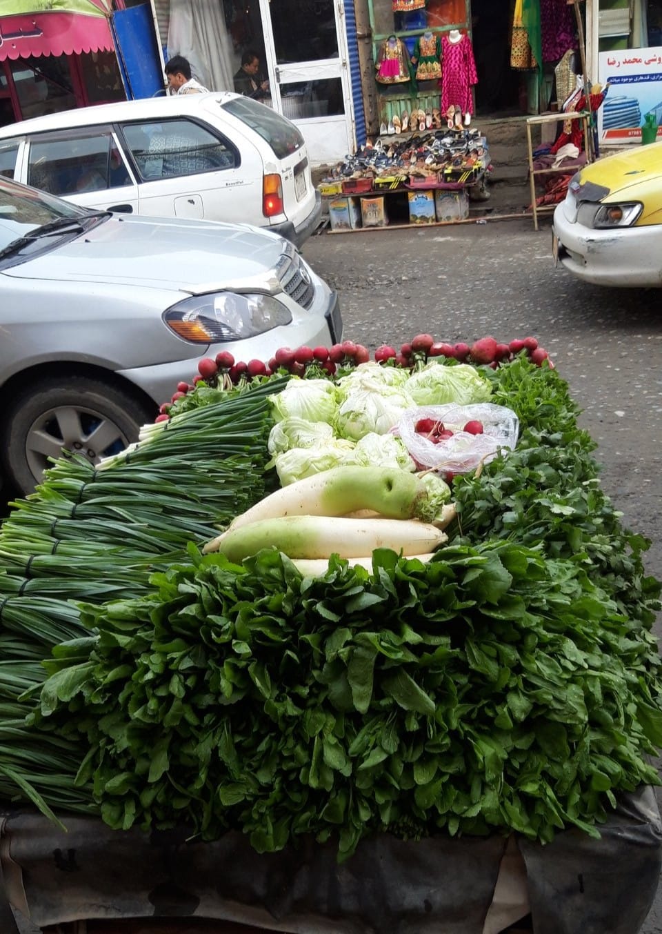 Good morning Afghanistan صبح بخیر افغانستان آرام نشستن و آرام ماندن و آرام گرفتن، به نظر راحت است. اما کی میتواند بایسکل و موترسیکل را با کمترین سرعت ممکن بدواند؟ کی میتواند با کمترین مقدار ممکن ماهانه یک خانواده را بچلاند؟ کی میتواند با کمترین میزان آب، کشت خود را به حاصل بیاورد؟ کی میتواند آنقدر آهسته و آرام نفس بکشد که حتی شیرینی نفس و هوایی را که در ریه‌هایش وارد و خارج میشود را احساس کند؟ کی میتواند به چیزی فکر نکند و ذهن خود را خالی خالی خالی کند؟ کی میتواند روی آب بخوابد؟ کی میتواند تا که سر خود را روی بالشت ماند، خوابش ببرد؟ کی میتواند آرام باشد و آرامش داشته باشد؟ امشب بغلم کن کمی آرام بگیرم آنقدر فشارم بده اصلا که بمیرم