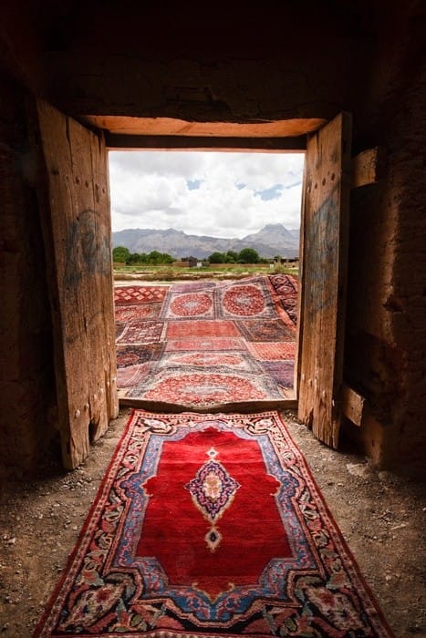 Good morning Afghanistan صبح بخیر افغانستان آمد لب بام قالیچه تکان داد، قالیچه خاک نداشت، خودشو نشان داد نماز جماعت قالیچه‌های پرنده.
