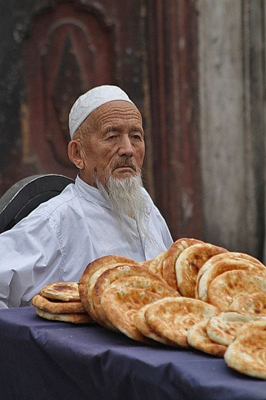 Good morning Afghanistan صبح بخیر افغانستان عشق چیست؟ آن است که زمین را شخم بزنی، با محبت در آن تخم گندم بکاری، آب بدهی، مراقبت کنی تا سبز شود، خوشه کند و زرد شود و با شوق آنرا درو کنی و کاه و گندم را جدا کنی و دانه‌ها را ببری به آسیاب آرد کنی، و آرد را با مهارت خمیر کنی و نان کنی تا نان گرم و خوشبوی بر سر دسترخوان دلدارت باشد تا نوش جان کند. ز خاک من اگر گندم برآید، از آن گر نان کنی مستی فزاید. دوستتان دارم.
