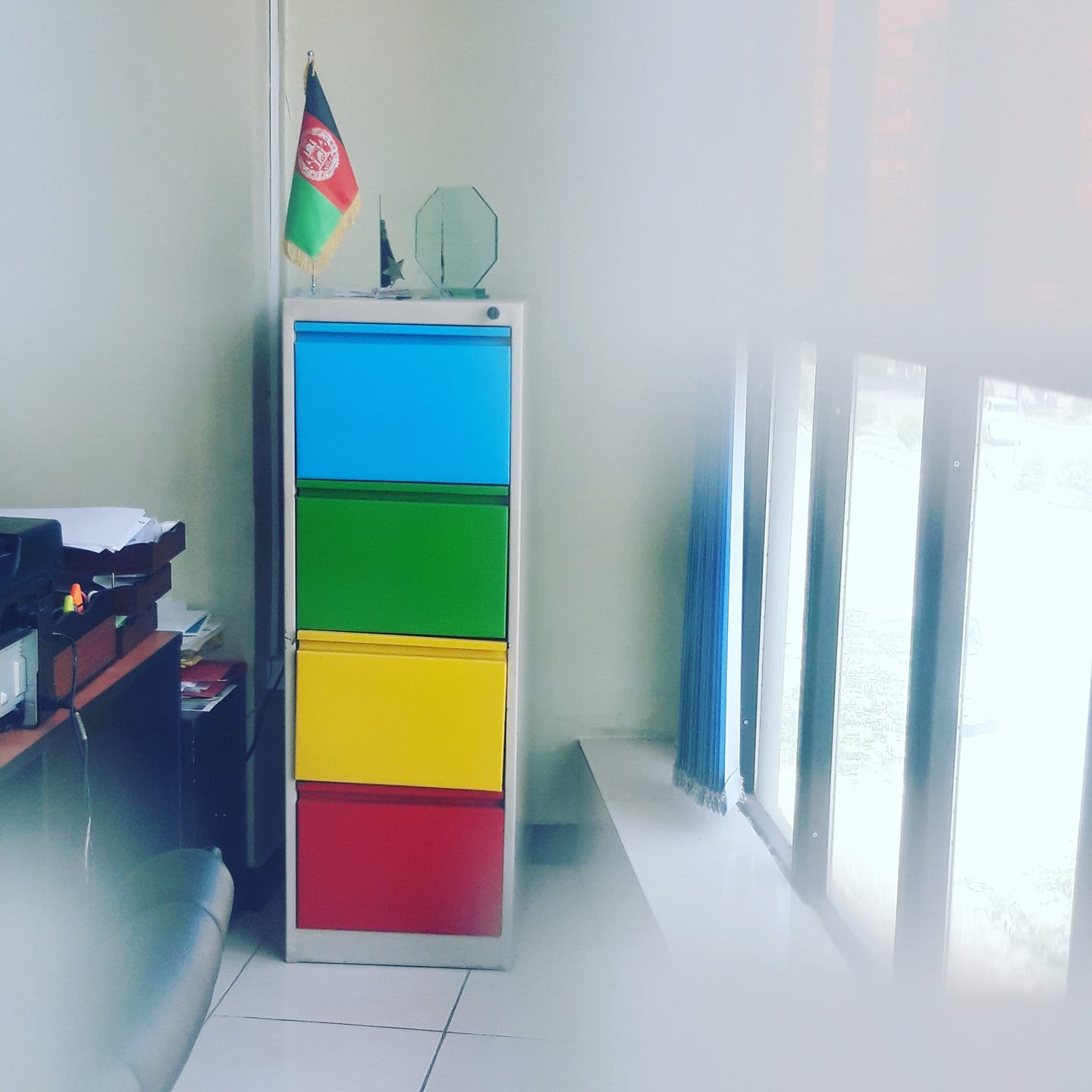 Good morning Afghanistan صبح بخیر افغانستان بیرق کشور افغانستان همیشه سربلند باشد. ایا حروف الفبا، من از شما نه زر پیلوار میخواهم، من از شما دو هجا، چار حرف میهن را، چه غمگنانه، چه نومیدوار میخواهم.... واصف باختری اگر ما بتوانیم کاری کنیم که در دیگر مملکتها هم با افتخار بیرق ملک و مملکت خود را بلند کنیم، حقا که افغانیم و از افغانستان. نه کی اگر در سر و کله همدیگر بزنیم، دیگرا هم اگر در کون ما (اصطلاح ادبی اش در فرق ما است) زدند و ما را کشیدند از مملکتشان حق دارند. زیاد کارگرهای افغان مهاجر را دیدم در ایران که پولیس واقعا با لگد در کونشان میزد و میگفت افغانی کثافت لا مذهب بیشرف. مرد استی برو در مملکت خودت کار کن ، لازم نکرده بیای اینجا را به گوه بکشی. خودم زمانی به عنوان اینجینیر، در شهرداری تهران کار میکردم. کار ما ساخت پارک و گل و گلکاری بود. یک روز یک پیرمرد ایرانی، طرف قواره هزاره‌گی‌ام دید، ازم پرسان کرد: از کجا استی؟ گفتم از افغانستان. گفت: مزاق نکو، یا از مشهد استی یا از ترکمن‌های ایران استی، گفتم نه ولا، از بلخ از مزار شریف افغانستان استم. گفت: ای لعنت بر شما، بسیار خوب خاین بودید. خوب سیاست دارید. جوانهای ما را معتاد میکنید و کارهای اینجینری و خوب را خودتان میگیرید. گفتم: پدر جان مه کدام خیانت نکردم، گل کشت کردم، پارک جور کردم، فضای سبز ساختم. گفت: نر استی، مرد استی برو در وطن خودت گل کشت کن، لازم نیست اینجا گل کشت کنی، جای تو باید یک جوان ایرانی میبود. این مکالمه و این جمله ی آن مرد پیر و روشن ضمیر، چنان روح مرا آتش زده است که هر روز احساس میکنم تازه به کابل رسیده‌ام، روز اول است که در این شهر زندگی میکنم. هر صبح زنده میشوم و هر شب میمیرم‌. اینجا هم که آمدم میگویند: خوب در ایران چکر زدی، عیشها کردی، ما اینجا جهاد کردیم، شهید دادیم، تو کجا بودی او غایتا؟ حالا آمدی میخوای گل کشت کنی؟ ک...یش بوری لوده احمق. بهتر است جای تو یک جوان وطنی و افغان خود ما باشد، چیزی کم پانزده سال میشود که چو تخته پاره بر موج رها رها رها من ، میگردم و روان هستم، تا دیده شود این تخته پاره بر تن کدام کشتی و قایق ساز میآید و همنوا میشویم. کمی مهربان‌تر، کمی خنده‌رو تر، کمی دل‌آسا تر، دوستتان دارم. به وجود تک‌تک شما هموطنانم افتخار میکنم و مثل خر، کار میکنم و کارآفرینی میکنم.