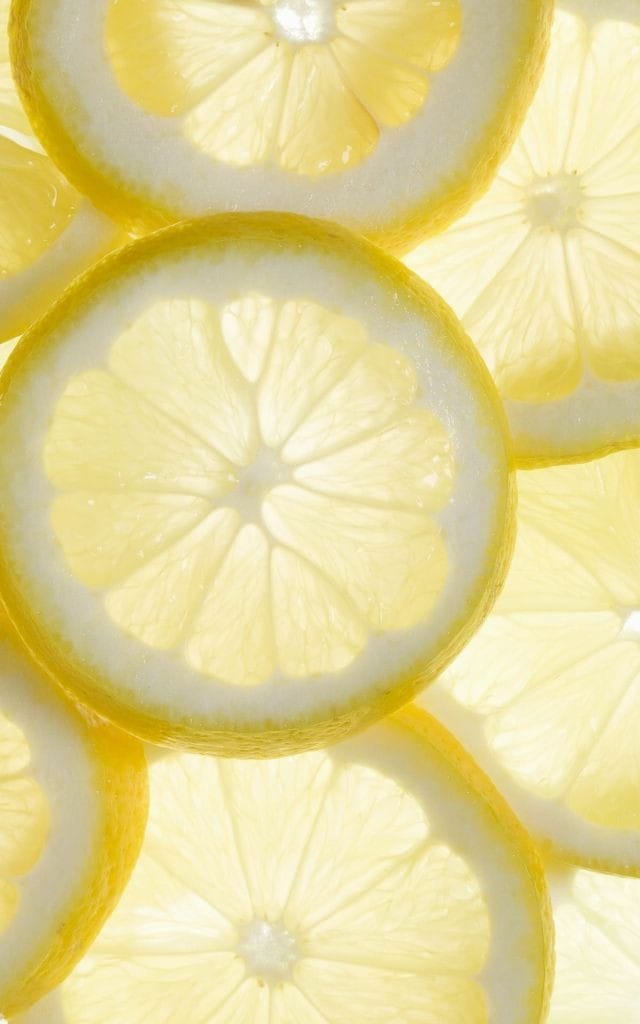 صبح بخیر افغانستان Good morning Afghanistan لیمو، لِمو، لیمون Lemon, Melon 😉 یکی از زیباترین میوه‌ها، به نظرم لیمو است. خیلی دوست داشتم ریاضی دان شوم و اسرار نهفته در هندسه‌ی فضایی میوه‌ی لیمو را کشف کنم. بوی لیمو، رنگ لیمو، طعم لیمو، انحنای لیمو، اندازه‌ی میوه‌ی لیمو، حجره‌های آبدار لیمو، پرده های قاش قاش لیمو، میزان اسید و قند لیمو، ویتامین لیمو. نقش لیمو ، طرح لیمو. ایرج میرزا یک شعر دارد از عارف نامه: درونش لیموی شیرین شیراز برونش خرمای شهدآلود اهواز جمعه خوش و خرم، دوستتان دارم. 🍋🍋
