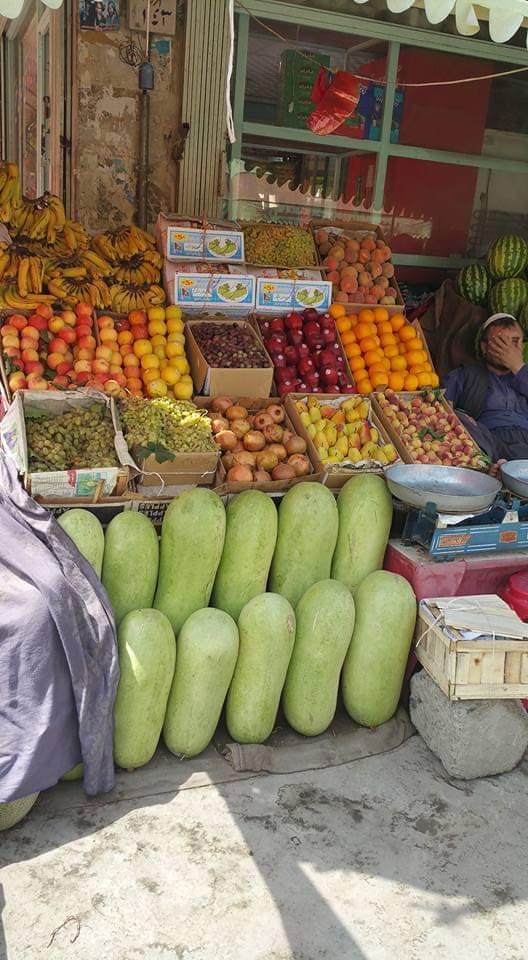 صبح بخیر افغانستان Good morning Afghanistan میوه فروش‌های پل سرخ کابل، بسیار با سلیقه‌اند. آنها عاشق اند. عاشق کارشان و محله شان.