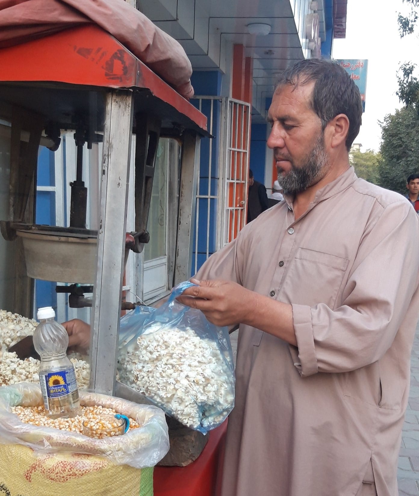 صبح بخیر افغانستان Good morning Afghanistan پُله، پف فیل، جواری، ذرت ساده و سریع، خوشمزه و خوشبو ✅ از گل صبح تا ملا آذان شام، صبحانه‌تان بجا، دیگ شام تان براه. جمع‌تان جمع، گرد یک دسترخوان. دوستتان دارم. ❤