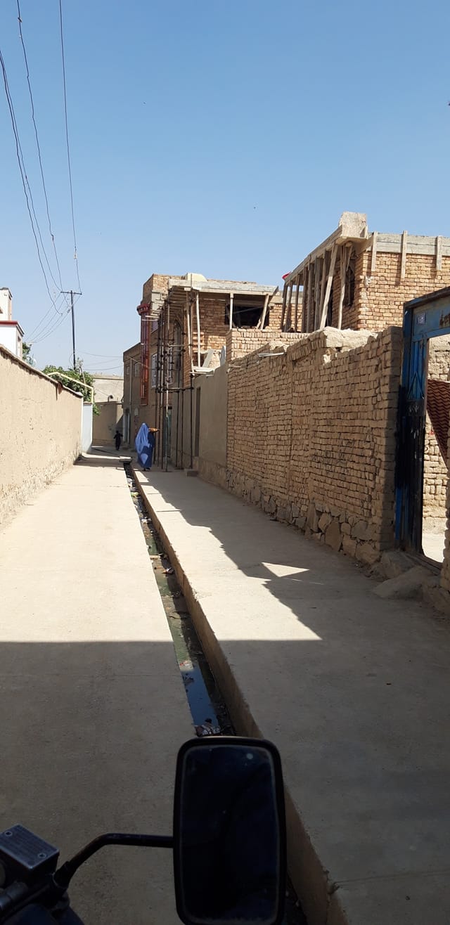 صبح بخیر افغانستان Good morning Afghanistan با پول کارگری و روزمزدی نمیشه حتی یک خانه گاهگلی را آباد کرد، پسرها و دخترها، آستین همت را بالا بزنید و خودتان شروع به کار و بار و فعالیت کنید. منتظر تصمیم پدر و مادر و دولت و حکومت در مورد سرنوشت و آینده خود نباشید. خودتان سرنوشت خود را جور کنید. خدا یارتان، دست حق به همراهتان. این روزها دارم تمرین رقص میکنم، تا در عروسی های شما مستانه برقصم، شاباش بگیرم، دوستتان دارم. ❤