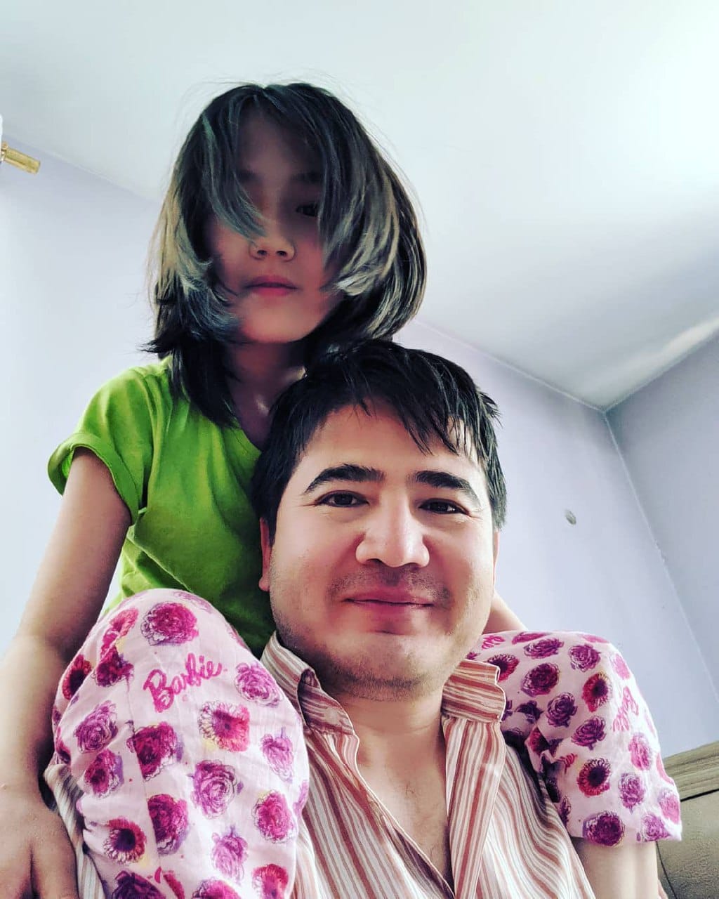 صبح بخیر افغانستان Good morning Afghanistan فکر میکنم این سالها تا ۱۴۰۰ آخرین سالی باشد که بتوانم اولادها را سوار بر شانه کنم و تَی تَی خانه بگردیم، هم شادکامم، هم غمگین ، غمگین از اینکه موها دارد دانه دانه سفید میشود، کمر آن کمر سابق نیست و معده و دل و درون هم آن سنگ آسیاب همه چیز خرد کن نیست، با یک کشمش و یا یک خرما کم و زیاد، کله و پس گردن و چشمها مثل تنور گرم و سرد میشود، و ممکن نتوانم سالهای بعد، اولادها را بر روی شانه هایم تی تی خانه بگردانم. چیزی که شادترین لحظه در زندگیم بوده و هست. شادکام از اینکه بهرحال بقدر توانایی و وسع و انرژی و حوصله‌ام شاید توانسته باشم خاطره‌ی خوش دوران کودکی را در ذهن و خاطر آنها اندکی خوب ثبت کرده باشم. در مکتب مهرگان بود که خواندم: تربیت چیزی نیست که یاد میگیریم، تربیت چیزی است که وقتی همه آموخته ها تمام شد، هنوز در خاطر ما مانده باشند. ✅ خب، آهنگ یک دل میگه برم برم یک دلم میگه نرم نرم، را گوش میکردم. تا اینکه هر دو دل را یک دل کردم و با مشت بر روی میز کوبیدم و گفتم تا هستم و هست، دارمش دوست. می‌مانیم. و شبیه دزدان دریایی، لنگر انداختیم و تا آن مروارید سیاه را به چنگ نیاوریم ول کن ماجرا نیستیم. ✅ خوبی یا بدی قُمار همین است، نمیدانم قمار زدید یا نه، بیشتر از اینکه بازی با پول باشد، بازی با احساس است. ریاضیات نیز بخش آمار و احتمالات خود را مدیون قمار است. وقتی که احساس وارد ریاضیات میشود و حب و بغض و خشم و کینه و حرص و طمع و شادی و لذت و ترس و قدرت و وحشت همه یکجا با هم جمع میشود و کمی ورزش و هوش و تریک و تمرین و جدول ضرب و حافظه کوتاه مدت و بلند مدت. این تمامش قمار است، چیزی که دیگر اَفیون‌ها به گَردَش نمی‌رسند و سوپر کمپیوترهای بزرگ جهان در حال محاسبه سرانجام و نتیجه‌ی عمل هستند. واقعا هیجان بی حد دارد این قمار. ✅ ابر و باد و مه و خورشید و فلک در کارند تا تو را در قمار زندگی بلغزانند یا اگر روزی رقیبانی جوان بودیم در آخر هر دو مغلوب زمان بودیم اگر چه در برابر عنصری به نام زمان، همه ما بازنده هستیم اما، اما نباید مفت ببازیم. دست حق به همراه ما، خدا جان یار ما، دوستتان دارم. ❤