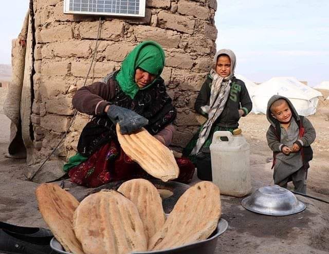 صبح بخیر افغانستان Good morning Afghanistan خانمان، آشیانه، کاشانه، خانه، کار و بار، اولاد, زن, فرزند, زندگی, امید, و لابلای همه اینها، عشق, لازم است که زن دایره را بگیرد و در مجلس طوی و‌ عاروسی بکوبد، هلهله و شادی کند. و مرد در جستجوی یک لقمه نان حلال، داس و بیل بگیرد و قُلبَه کند و کشت و درو کند، آرد کند و نان شود. شعاع زندگی، صدای کوبیدن مستانه‌ی دایره در محفل طوی است. آی بچه‌های دَم بخت، آی دخترای دَم بخت.... عشق ای عشق ای عشق. دوستتان دارم ❤.