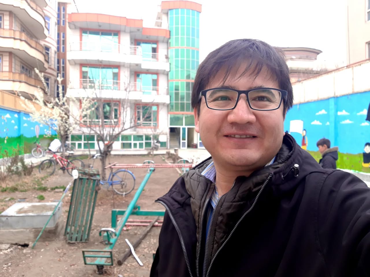 Good morning Afghanistan صبح بخیر افغانستان - آتیش داری؟ سیگارش را نشان داد و با گفتن آتیش داری؟ بین ما صلح شد و شدیم رفیق فابریک. خوبه آدم یه آتیشی چیزی در وجود خودش داشته باشه، یک رفیق بسیجی داشتم میگفت : مرد همیشه باهاس یک وسیله سوزنده و دوزنده همراش باشه.