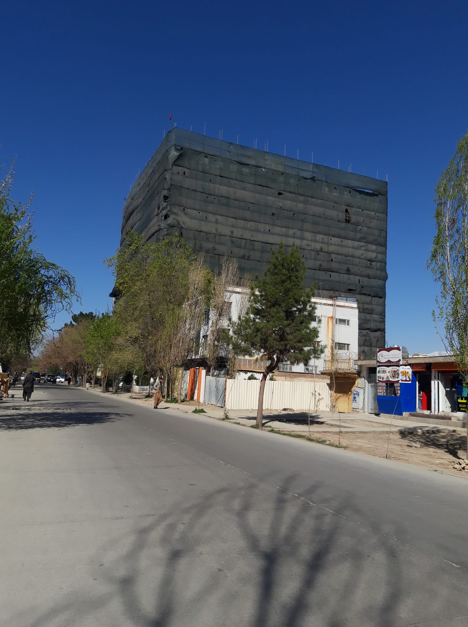 صبح بخیر افغانستان Good morning Afghanistan درحالی که روزمان را سپری می کنیم باید به تناوب درنگ کنیم و درباره ی این حقیقت تامل کنیم که ما همیشه زنده نخواهیم بود, و از این رو ممکن است امروز آخرین روز زندگی مان باشد. چنین تاملی به جای آن که ما را به لذت گرایی سوق دهد، برآن می دارد که قدردان فرصت زندگی باشیم و از این که زنده ایم و می توانیم امروزمان را با فعالیت پر کنیم به وجد آییم. این امر ما را برآن می دارد که از هدر دادن روزهایمان اجتناب کنیم. به عبارت دیگر وقتی که رواقیان اندرزمان می دهند که هرروز را چنان زندگی کنیم که گویی آخرین روز است، هدفشان تغییر فعالیت های روزانه ی ما نیست بلکه تغییر حالت ذهنمان در هنگام انجام دادن آن فعالیت هاست. خصوصا به این معنی نیست که می خواهند ما را از تفکر و برنامه ریزی برای فردا باز دارند، بلکه از ما می خواهند همچنان که درباره ی فردا فکر می‌کنیم و برای آن برنامه ریزی می‌کنیم، قدر امروز را نیز بدانیم. #فلسفه‌ای_برای_زندگی #ویلیام_بی_اروین