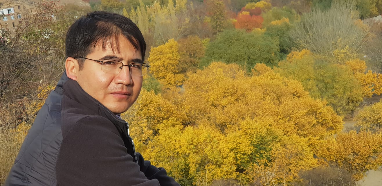 Good morning Afghanistan صبح بخیر افغانستان قدر اکسیژن را چی وقت می‌فهمیم؟ قدر سلامتی را، قدر امنیت را؟ تو تا حالا مهاجر شدی تا قدر وطن را بدانی؟ قدر زر زرگر بداند؟ قبول ندارم. قدر پدر را بی پدر و قدر مادر را بی مادر. اما مچم که قدر وطن را بی وطن مهاجر و دربه‌در می‌داند یا نمی‌داند. دلم به درخت‌های چناری که در تولد اولادها کاشته بودم، خوش است. ۱۰ ساله شدند. با قوت و محکم و استوار، از ما بماند یادگار.