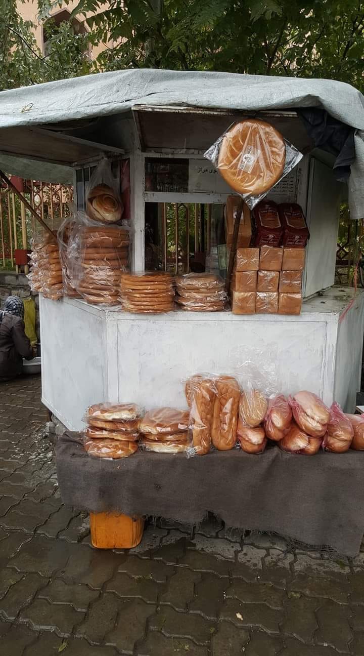 Good morning Afghanistan صبح بخیر افغانستان من تا مدتها فکر می‌کردم دین و آیین یعنی دین و آهن. یا جبهه شاید همان جعبه باشد. چون ما داخل جعبه‌های گوجه فرنگی (رومی)، سنگربازی می‌کردیم. تَخ توخ. تنها چیزی که بلد بودیم با چوب و تخته جور کنیم تیرکمان(غوللک) بود و شمشیر و یک رقم کلاشینکف چوبی که صدای تخ تخ آن را با یک قِسم قاشقک پلاستیکی که داخل قوطی شیرخشک بود، ایجاد می‌کردیم. همراه خیلی از دوستان ایرانی هم بحث می‌کردم که حرف من درست است و ما افغانها به آهن، آیین می‌گوییم. و دین و آیین، یعنی دینی که همچون آهن استوار باشد. آنها هم مرا مسخره می‌کردند، من نان می‌گفتم و آنها نون می‌گفتند. یا که خانه میگفتم و آنها خونه می‌گفتند. خیلی از استعدادهای ادبی خود را صرف ساختن فحش و دو دشنام به همدیگر می‌کردیم. مثلا: عباس، خلته ماس، ستاره، خشتک‌ات پاره و دیگرایش که خود شما بهتر می‌دانید. بعد که مکتب رفتیم مساله و اختلافات کودکانه و جزئی کاملا حل شد. و بحث سر مسائل اساسی‌تر زندگی شروع شد. نان همان نون بود و آیین نه آهن بود و نه پلاستیک.. بلکه یک چیزی بدتر از آن بود. من دیدم که این دین و این آیین خیلی‌های ما را به کشتن داد. سر هیچ سر پوچ... یکی پاسدار شد، یکی رزمنده و یکی عسکر و یکی مجاهد و یکی کماندو و تکاور، و هیچکدام زنده برنگشتند. بعد دیدم چقدر دید آدم کوچک می‌تواند باشد که فکر کند تنها یک نوع مورچه در دنیا وجود دارد، یا یک نوع سیب. و آن دقیقا همان مورچه دم خانه و سیب باغ خودشان است. دیشب همراه یکی از دوستان در نروژ گپ میزدم، گفت در اینجا هر جای میتوانی سکس کنی غیر از داخل موتر آمبولانس. یا پلت موتر خود را میتوانی هر چیزی که دلت است انتخاب کنی. یا یکی دیگر از دوستان می‌گفت در اوکراین دو چیز باید همیشه همرایت باشد، چتری و کاندوم. چرا که هر لحظه امکانش وجود دارد که زیر باران رحمت خداوند قرار بگیری! راستی چرا من هنوز اینجا هستم؟ من دوست دارم از راه اوکراین بروم نروژ. جا: پل باغ عمومی کابل گاه: ساعت ۴ عصر من از بحث بیزارم. اینقدر هم مرا پشت خود ندوان، یک بوس کوچولو بده بروم پشت کارم، گاه زندگی، بیگاه شد.