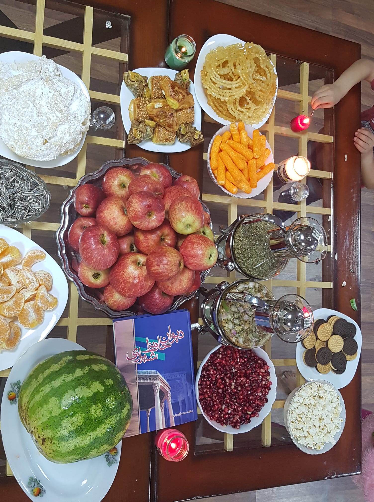 Good morning Afghanistan صبح بخیر افغانستان وزیر گل، کلانِ تاجرای میوه خشک بود، یک مرد جاافتاده و رسیده با چهره‌ای جوان و استقامتی شبیه ورزشکارها، سن و سالش حدود ۶۵ الی ۷۰ بود. از آن مدل پیرمردهایی که هنوز دخترها دوست دارند یکبار زبری ریش "دَرچَل" اش را بر پوست بدن خود لمس کنند و در زیر پستهای فیسبوکی‌اش برای هم بنویسند که: او دختر هوش کده باشی، وزیر گل خوش کدگی خودم است. طرف‌اش دور نخوری... هر آنچه میوه خشک از انجیر و کیشته و غولینگ و بادام و چارمغز و پسته و جلغوزه بود، از میدان‌شار و قندهار و زابل و کابل و جلال‌آباد و حتی دایکندی و پنجاب و ورس صادر میشد، او طرف می‌رسید به دست وزیر گل، و هر آنچه زردچوبه و هل و مرچ سیاه و دارچین و مُمپَلی و کاجو که ما و شما در کابل میخوریم، از زیر دست وزیر گل حتما تیر شده‌. تازه‌گی ها زعفران را هم کارش را شروع کده بود. وزیر گل تیم خوبی داشت، حدود ۱۵۰ نفر توزیع کننده عمده و نزدیک به ۱۵۰۰ نفر دست فروش پرچون در سطح شهر. همگی آشنا به لسان هندی و پشتو و کم کم فارسی. خودش اما ترکی و عربی و انگلیسی و هندی و فارسی را شیرین صحبت می‌کرد. شیرین یعنی به رقم خودش. مثلا وقتی چای سبز می‌خورد و قصه جوانی‌هایش در کابل را میکرد، افسار زمان و مکان را خوب به دست خود می‌گرفت و تو را می‌برد به همان دوره و زمان. چهل و پنج سال قبل، سر یک قصه عشق و عاشقی از وطن آمده بود اینجا. همینجا هم ماندگار شده بود. یک رقم شبیه پیرمرد فیلم الیور‌تویست بود. واقعا سیستم اش همو رقم بود. جزء به جزء فرایند فروش را به آنها یاد می‌داد. اصلا هیچ درسی به جز فروش در زندگی برایش معنی نداشت. گفتم چطور این همه لسان را یاد گرفتی؟ گفت شنیدی میگن لسان و زبان مادری؟ گفتم عا، گفت بین خودمان باشد، از هر لسان یکی را کم از کم سه ماه، شب و روز در پهلوی خود داشته باشی، خود بخود یاد میگیری. از هر لسان یک زن بگیر. شیرین برایش خرج و مصرف کن، شیرین برایت لسان را یاد می‌دهد. یک کُرًّه‌ هم ازش بگیر و جمع اینها آهسته آهسته می‌شود چی؟ وزیر گل. وزیر گل دوست داشت همیشه کارها روی روال باشد. بلد بود خوب صحبت کند و گفته خودش غیر از زبانش هیچ سرمایه‌ای ندارد. و هر گره‌ای را با دندان و دست نه، بلکه با زبان و بیان‌اش باز می‌کرد. حتی اگر پیش طناب دار هم ببرندش، فقط اجازه بدهند که دهانش باز باشد، حتما خود را خلاص می‌کند. و واقعا راست می‌گفت. قصه شهر کلکته را کرد که یکی از وطندارهای شما از غزنی، در کار پرزه‌جات الکترونیک بود، پولیس از روی قواره‌اش خیال کدام چینائی کرده و اسناد خواسته از او، این هم لسان بلد نبوده و بند مانده بوده. بعد وزیر گل واسطه شده و گفته این آقا ایزنه ما است‌ داماد خانه ما است و پولیس ایلایش کده بود. بعد قصه مهمان‌نوازی آن نفر غزنیچی را که وزیر گل را در یک سفر به غزنی دعوت کرده در غزنی چقدر عزت و احترام وزیر گل را کرده و بعد وزیر گل گفته بیا همو دروغ خود را راست کنیم و داماد ما شو. بعد تاجر غزنیچی یک زن از طایفه وزیر گل گرفته و وزیر گل هم یک زن از طایفه آنها. وزیر گل حتی با لهجه جاغوری بلد بود فارسی و هزارگی صحبت کند. وزیر گل، واقعا وزیر بود. اما یک افسوس داشت. می‌گفت این بچه‌ها عجله میکنند، حوصله ندارند. نمیگزارند یک مطلب و یک معامله و میوه خوب برسد، زود می‌چینند یا که وقتی گنده شد جمع می‌کنند. در طول چهل سال نتوانستم کسی را پیدا کنم که بتواند این را خوب بفهمد. من هم برایش یک شعر از شهریار را خواندم: در باغچه‌ی همسایه‌ی ما شاخ گلی هست تا غنچه‌ی نازش به نیاز که بخندد وحشی است بدانگونه که تا بنگری از دور در خانه رود زود و در خانه ببندد چون من که به خود بینم و خود را نپسندم او نیز به من بیند و ما را نپسندد هان ای دل پوسیده‌ی من عبرت‌اش آموز سیبی که نچینند به هنگام، بگندد چای را خوردیم و معامله خلاص شد و هر کدام دوباره طرف کارهای‌مان روان شدیم. ** ریش درچل: ریش جوگندمی یا سیاه و سفید