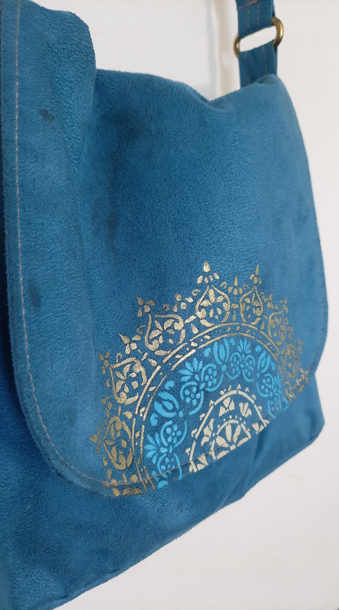 در بلخ رفته بودیم، آنجا، در عقب قلای اسکندر، قبر یک پیغمبر بود، با نام شیث نبی، یارا دروغ گوی نشوم، قبرش ۵ الی ۶ متر درازی داشت. در وقت زیارت کردن و دعا خواندن، یکی از دوستا، داشت با دست، پای خودش را قَریش (وَجَب) می‌کرد و می‌گفت: پای وسط این یارو شیث نبی، اندازه لنگ من بوده، گفتم خب. گفت: زن این بابا عجب چیزی بوده!!! در حد دایناسوری که پلنگ هم باشد. تُف تو روحت پسر با این توصیف‌ات، زدی ثواب زیارت ما را لکه دار کردی. الان سرچ‌ کردم، گفت قبر این بابا، در لبنان است.... در سمنگان رفته بودیم، یک تپه گردِ سنگی و چوکات پادشاهی و تخت سنگی خوش فرم و تراشیده و زیبا از قدیم بود. می‌گفتند اینجا تخت رستم است. اما در کتاب ما خوانده بودیم رستم اینجا نیامده. و با دیو سپید پای در بند در دماوند جنگیده، کوه اَلبُرز مزار، را شما فکر کن پَشم بوده. و رشته کوه البرز تهران، قدیمی‌تر است. در مزار شریف بودیم، می‌گفتند قبر سخی شاه اولیا و مولا علی اینجاست، در کتاب بود که علی در نجف است. در سر پل جوزجان بودیم، یک امامزاده بوده، می‌گفتند تن‌اش را اینجا ماندند و سرش را خوردند، ببخشید، بریدند، ببخشید سَرِ تن‌اش را بریدند و بردند طرف مشهد. امامزاده یحیی، سرچ کردم در اینترنت که یحیی یعنی چه؟ آمد که یعنی زنده کننده، زندگی بخش. اگر یحیی و زندگی بخش‌اش این است که سرش را بریدند و تن‌اش را اینجا ماندند. وای به حال مختار و یزیدش .... کَل اگر طبیب بودی.... در بامیان آمدیم، بند و سد عجیبی بود، می‌گفتند بند امیر است. هیچ بندی در افغانستان، مُفت پشت‌اش آب جمع نشده ، اما آن بند سرشار از آب آبی و کبود بود. خُنُک، یَخ و مُفت. یک عالم هم ماهی داشت. شما در سر کوه در ارتفاع ۳ هزار متری تعجب نمی‌کنید این ماهی دریای چوقور (عمیق) ، سر کوه بلند چی میکند؟ می‌گفتند که بعضی‌ها که چشمشان تنگ است، نباید از این ماهی بخورند، ممکن است زودتر همو تنگی هم بسته شود و کور شوند. این ماهی‌ها، برعکس و شبیه فلفل و مرچ، خاصیت انقباض کننده از بالا داشتند‌. اصلا مولا بند را، روی همین خاصیت طبیعی ماهیها، جور کرده. یاد وقتی افتادم که لیللتر(رادیات) موتر(ماشین) سولاخ بود، یکی آمد گفت یک کمی زردچوبه پرتو(بنداز) داخل لیللتر، سولاخ را کور میکند و واقعا سولاخ را کور کرد. ماهی و چشم تنگ و زردچوبه و نسبت طلایی مولا. این‌ امیر بامیان کجا و آن کمال خان هرات کجا. یک زابل در ایران است و یک زابل، اینجا کنار کابل، یک بلوچستان در ایران است و یک بلوچستان در پاکستان. یک افشار سیلو این طرف است و یک افشار دارالامان آن طرف. یک مسجد سر کوچه است و یک مسجد ته کوچه... آدمها بین خود جور نمی‌آیند، یکی نام را خوش دارد و یکی نان را. یکی کتاب را و یکی کباب را... یکی شاخ گاو را میگیرد و دیگری پستانهایش را... یگان‌تام همیش پشت خایه خیز کردند... آن یکی در زیر یار و آن دگر در زیر بار هر دو می‌نالند اما این کجا و آن کجا. یار اگر #مورچه_صفت باشد (قد کوتاه، لب دبل، کته پستان، کمرباریک، بقچه کون، با قوت و دست و پای‌تو، سیاه، نرمه‌نرمه، توبه توبه) و بار اگر به سنگینی #بیت_کوین....آن هم کم از کم ۹۶۱ میلیون دلار (عالم و دانشمند) و (۱۶۹ میلیون دالر غنی و ثروتمند)..... چه شود ... ناله‌هایم آرزوست... عالم از ناله‌ی عشاق مبادا خالی ..... گر راه نمایی، همه عالَم، راه ‌است ور دست نگیری، همه راه‌ها، چاه‌ است