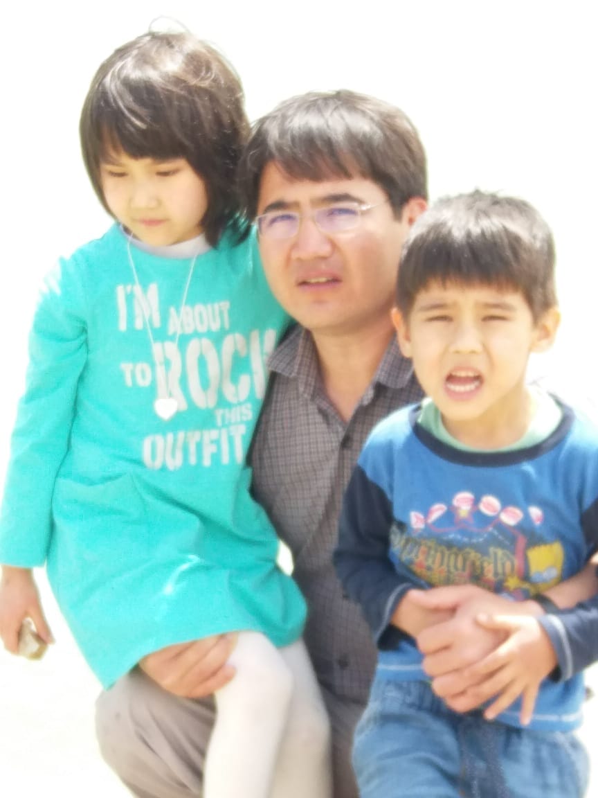 گنگس و تشنه و عَرَق پُر، از خواب خیستم. زبان در کامم چسبیده بود و دهانم از تشنگی باز نمیشد. به زور آب دهانم را قورت کردم و کورمال کورمال، پشت عینک خود میگشتم. ساعت دو بجه‌ی دیگر (بعداز ظهر) بود و باید میرفتم طرف کار. زمین ها، نزدیک خانه بود و قرار بود تا شام کار کنم و خاکَو (خاک و آب اول) کِشتِ نَو را به حوصله‌مندی و دقت می‌دادیم تا زمین و کُرت را آب نشارانَد و تخمها را مورچه‌ها نَبَرد. دَم دَم غروب و آفتاوپریدن بود و شَمالک‌های دلچسبِ دمِ شام، که سروکله‌ی طفلکهای مهمانها در سرِ زمینها پیدا شد. هر کدام از دکان بچه حاجی محمدعلی، یگان چیپس و آیسکریم و خوراکی خریده بودند و دوان دوان و شادی کنان، به طرف چَیلَه و آلونک وسط دشت می‌آمدند. آن شب برای خواهرم خواستگار می‌آمد و جمعی از اقوام و فامیلها، هم پیشاپیش آمده بودند خانه ما. من اما قار (قهر) بودم. به پدرم می‌گفتم خواهرم درس خوانده، فهميده است، بگزار خودش همسر آینده خود را انتخاب کند. پدرم با تحکم گفته بود: تیر تیر ملایی تو به درد درس و دانشگاه‌ات میخورد، به درد زندگی روستایی ما نمی‌خورد. ما خرکارها و دهقانها در کار خود میفامیم و می‌دانیم چطور گوساله خود را کلان کنیم. و با غرور مخصوص خودش زمزمه کرد: "خر کاری دریای علم است نه پد پد ملایی" هنوز هم از دست پدرم قار استم. اوایل خوب بودیم. اما بعد از آن ضرب المثل که گفته بود: زن هر چه دانا بود، سوته بله مانا بود، و با دلیل برایش اثبات کردم که منظور از مانا، چوب نیست و معنا است، انگار غرورش شکسته بودو شبیه قمار بازی که دستش رو شده باشد، میدان را باخته می‌دید. بعد از آن، انگار چسب حرفها و سخنهایش، آب شده باشد و شبیه زهوار کتابی که از هم بپاشد، به هم بافت نمی‌خورد. او از این مساله ناراحت بود و بعد از آن، انگار بخواهد حرفها و مثلها و داستانهایش را با میخ و به زور بهم بدوزد، با غضب با ما حرف می‌زد و با تحکم صحبت‌هایش را تکرار می‌کرد تا خوب در مغز ما پیچکاری شود. خواستگار خواهرم، قبلا، کارگر گاوداری ما بود. یک بچه ساده و پیاده و بی شیله پیله که فقط تابع محض اوامر پدرم بود و گوش به فرمان و فرمانبردار باوفای او. صدبار به خواهرم گفتم با سرنوشت خود جدی باش، تو را دارد به کارگر ما میدهد، تو دوازده کلاس درس خواندی و او الف هم در جگرش نیست. خواهرم جای دندان خالی اش را نشانم داد و گفت: یکبار با پدر بگو مگو کردم و با بوکس به دهانم زد و دندانم پرید. دهانم پرخون شد و دیگر نمی‌خواهم این تلخی را بچشم. حاضرم بسوزم و بسازم. از روزی که تو رفتی دانشگاه، ما آب خوش از گلویمان پایین نرفته، هر روز پدر می‌گوید که تو ناق پشت درس را گرفتی، تو قَدَرَ سه کارگر کار میکردی و حالا مجبور است صبح تا شب با کارگرهای ناشی و کارنفهم، سروکله بزند و شب که به خانه میاید، بیشتر از آنگه خسته کار باشد، اعصاب خراب است از دست تو و کارگرهای ناشی... حالا تو فکر میکنی من نمیفهمم چی خوب است و چی بد؟ تو هم اگر آن بوکس را میخوردی میفهمیدی که یک من آرد و خَمیر، چند فَتیر میشود.... به خواهرم گفتم: اما درس خواندن من هم به همین سادگی نبود، ۶ سال، تمامِ ۹۰ روزهای تابستان را کامل و بدون یک روز تعطیلی کار کردم. غیر از آنروزی که عاشورا در ترق گرمی و تابستان میامد کدام روز رخصتی داشتم؟ برو کتابچه‌های حاضری را ببین؟ تا قبل از کانکور، همیشه نیم روز را پیش پدر، کار کردم. من از همان ابتدا به پدر گفته بودم درس می‌خوانم... و از کار و کارگر شدنِ من، امید نداشته باشد. خواهرم میگفت: از وقتی تو رفتی دانشگاه، پدر یکی از ما را هم مکتب رفتن نمانده، همه را از مکتب کشیده، ما در خانه، پوتَکایی درس می‌خوانیم و آخر سال به عنوان مستمع آزاد می‌رویم امتحان می‌دهیم و به یک رقمی خود را تا دوازده رساندیم. . میگه رضای شما که خوبِ شما بود، خواند چی شد که شما شوید؟ نمیدانم چرا پدرم خوب می‌فهمد که یک گوساله چی وقت گاو میشود، اما هرگز نمی‌خواهد بفهمد که درخت دانش و تحصیل دیر ثمر می‌دهد. ما را به زنبورهای بی عسلی تشبیه می‌کرد که در مکتب، غیر از شارگشتی و چکر زدن و بهانه جور کردن برای بیکار شدن، کاری یاد نگرفتیم. همیشه می‌گفت بر پدر این درس و مدرسه را نالت که ما را تباه تباه کرد، هر سال خروارهای پیسه را خرج میکنیم و باز همان خرک و همان درک است. اگر هر سال به جای آن همه پول و خرج و مصرف مکتب، گوساله بخرم، بیشتر و بهتر عاید دارد تا این مخارج سَرگُم و سربسته شما. بهترین مکتب، تجربه و سرگذشت است‌‌. معلم‌های شما، همگی از شکم خود، حرف مفت میزنند... هر چی برایش می‌گفتم درس و بحث مکتب و دانشگاه، چیزی نیست جز جمع شدن تجربه‌های دیگران، چیزی را که در ده یا بیست سال تجربه و کار آدم به دست می‌آورد، می‌توان در ۴ سال دانشگاه، حاصل کرد. روش تحقیق را یاد میگیریم و اینکه برای زندگی خود، چهارچوب و چوکات بسازیم. اما پدر باز با زور میگفت: زدم د چهارچوب و چوکات‌ات، از مکتب درس و دانشگاه، همی را یاد گرفتی که د روی پدرت بخیزی و احترام را بشکنانی.... برو بچم، خود را با مه نزن، مه پدرت استم، صد که زور بزنی و نَنَگدَه کنی، باز پیش مه هیچ استی، هنوز شاش‌ات قَف نکده، که گوزهای کلان بزنی..... برو پشت درس و ملایی و پدرنالتی خودت باش و کاری به مه و اولادایم نداشته باش. دلم بایسکلم. هر رقم که کردم اختیار زن و فرزند و زندگی‌ام در دست خودم است. شکر خدا هفت اولاد دارم. تو نشدی و ناشود برآمدی، شَش دیگِش، گِرد و بَرِم است و ازم حساب می‌برند. توواری حرامی و نمک نشناس نیستند. تو میفامی و کارت، مه میفامم و کارم. و آیت قرآن را میخواند که : لکم دینکم و لی دین.... فیکس ۱۲ سال ، یک گوساله را علف می‌دادم، چقدر چوچه و شیر پوست و پارو می‌داد، از تو شادی، چیزی جور نمیشه، مچم که تخم تو جانور، چی داشته که ایتو چشم سفید شدی.... حیران می‌ماندم، یک کلمه دیگر اگر گپ میزدم، حتما با یگان کلوخ و پاره سنگ، یا به فرق و سر خود میزد یا مرا غرق خون می‌کرد. اخلاقش را بلد بودم. تمام برادرهایش (کاکاهایم) هم همین اخلاق گوه را داشتند که وقتی احساس می‌کردند کم آورده‌اند، خودزنی می‌کردند یا که خون به پا میشد. نمی‌توانستیم مثل بچه آدم، مثل پدر و پسر، بشینیم و سنگهای خود را از هم باز کنیم. باز هم دیده بودم که اگر بحث بالا می‌گرفت، مردم و قوم و خویش هم حتما، طرف ریشِ سفید و کلانیِ پدرم را می‌گرفتند. تمامِ طایفه ما باور داشتند که آدم اگر زیاد درس بخواند یا مغز سرش خراب می‌شود و یا که کافر و منکر میشود. و یک رقم، بد بد طرفم سیل میکردند و کوشش می‌کردند اولادهایشان با من دم خور نشوند و نگردند. شب وقتی که سر را روی بالشت می‌گذاشتم، از یک طرف تن خسته‌ام خواب طلب می‌کرد و از طرف دیگر، چُرت و اندیشه راجع به آینده و گذشته و فراز و نشیب زندگی، خواب را تا مرزهای دوردست خیال، فراری می‌داد، فکرهایی اَرهَم و دَرهَم، از پشت پلکهایم می‌گذشت و شبیه میوه فروشِ سر کوچه، که نمیگذاشت خوبهایش را خوش کنیم و با مهارت از هر سه دانه سیب، یک داغ‌دار و زخمی را هم در کیسه می‌انداخت و به قول خودش همه را دَرهَم می‌فروخت، فکرها، خوب و خراب، جور و ناجور، تلخ و شیرین، در بین عقل و دل، درهم و برهم، در رفت و آمد بودند و گاهگاهی، نفسهای عمیق به دادم می‌رسید و مرا از غرق شدن در دریاهای افکار نجات می‌داد. بالشت از اشک تر میشد و روی دیگر بالشت را دور میدادم. و این تکرار و تکرار بود تا که خواب، زوری می‌کرد.... ای کاش آدمی، گاو میبود، ای کاش خدای آدم گاو میبود، ای کاش زندگی طویله بود... گاو هم نشدم. شاخ هم نکشیدم. همان گوساله‌ی بازیگوش و شیطانی که بودم، هستم. همان که گاهی، از شوخی و شیطنت، سطل کلان شیر را چپه می‌کند و از ترس دهقان، دوان دوان خود را پشت مادرش، پنهان می‌کند..... ای روزگار، رنگ چیست؟ با تمام وجود، یک میدان دیگر را هم می‌زنیم... وقت باقیست؟