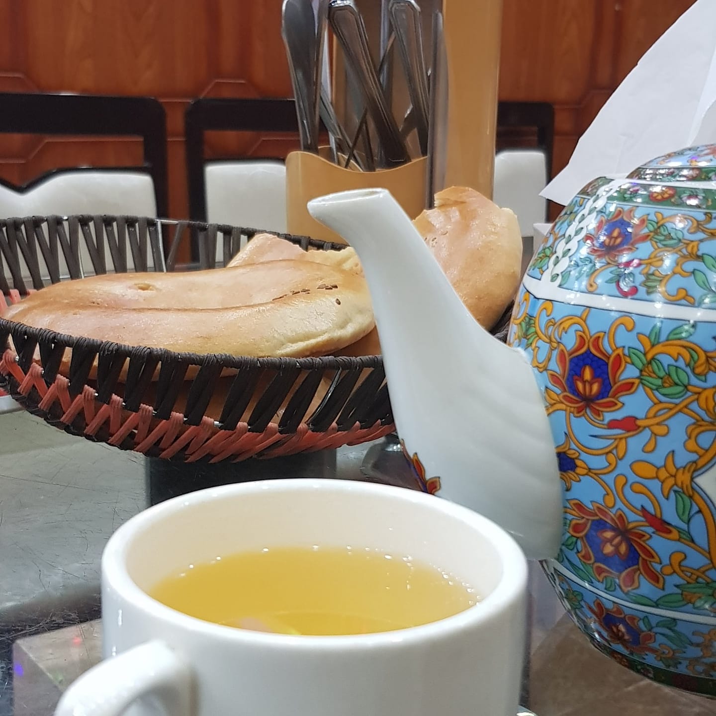 Good morning Afghanistan صبح بخیر افغانستان تو که معنای عشقی، به من معنا بده ای یار.... گاهی با خودم فکر می‌کنم: برای کی، برای چی؟ تا کَی؟ و تا شب با خودم گفته میروم و افکار را چون گوسفندی که سبزه‌ها و مَیسه‌های نازک لب جویها را در بهار خِرِچ خرچ با دندانهایش می‌کند و می‌خورد و نشخوار می‌کند، من هم این افکارِ خام را در ذهنم نشخوار کرده میروم.. آنقدر که مجبور میشوم به جای پان و نَسوار، ساجق جوهر دار بجوم، و بیخیال شوم اگر نه این سوال ذهنی، چون کِرم، در مغزم چرخ می‌خورد و صدای چَلب چَلب آن گوشم را کر میکند و دودی با طعم و بوی پیاز، از بینی‌ام، سَر می‌کند و اشکهایم را می‌ریزاند و به هیچ‌ام می‌رساند. آه، گریه‌ام هیچ، خنده‌ام هیچ، باخته و برنده‌ام هیچ... اگر غم لشکر انگیزد، که خون عاشقان ریزد.... ساجق برای من خوب است، اگر چه وقتی خُرد بودم مادرم مرا فریب می‌داد و می‌گفت: ساجق برای مرد خوب نیست، اگر بچه ساجق بجود، کلان که شد، بروتهایش کج میبرایه. و خودش ساجق را با این بهانه از پیشم می‌گرفت و شَرَق شَرَق می‌جوید... اگر چه امروز، یک سمتِ بروتهای پِشَک مانندم، کمی کج است، اما احساس میکنم این ساجق، مرا از راه‌های کج بسیاری، چپ کرده. مگم ساجق جویدن هم هنر است. هرگز نتوانستم شبیه مادرم، ساجِق بجوم... فکرهای بعد از چاشت‌ام، پرزورتر از فکرهای پلید و چالاک و خام صُبَکی‌ام است. من انگار شبیه برادر کوچکی که از دست چند بچه لات مکتب فرار کرده باشد، ناخودآگاه خود را در میان بازوهای ورزیده‌ی افکار بعد از ظهرم، این برادر بزرگترم می‌بینم. و شاهد نبرد تماشایی آنها میشوم. این میزند، او میزند، این بند و بغل و شانه گردان و کنده زانو میکند، او لَچَری و بوکس و لقد و دَیف و قیرتَک را پیش میگیرد. تا بلاخره خودم پیش میروم و میگویم: بوکس و لقد و قَی، قُوی، بند بغل بگیرید و پهلوانی کنید و مردانه بزنید تا ببینم چکار می‌کنید.. و باز دوباره نبرد شروع میشه، هر دو فکر، مثل مرغهای کلنگی، پرهای گردن خود را لیخت و شَخ و تَرَنگ میگیرند و جنگ و زَدَنک و خاک‌باتَک شروع میشه. منم می‌خوانم که جنگ جنگِ خروسان، خاک دَ سرِ ماکیان... فکرهای بعد از چاشتم، همیشه پیروز است. او پهلوان زوردارتر و چال‌بازتری است و اجازه قیرتَگ زدن به افکار خام صبح را نمیدهد. من و ساقی به هم سازیم و بنیادش براندازیم... امروز، دیروز نیست که تک و تنها باشم. پیش رویم خوبی است، پیش رویم خوشی‌است... اینه خلاص شد، ساعت چند بجه است؟ اینه میایم خانه را جارو میکنم... برقها آمد؟ بی‌بی تو بشین پیش نواسه‌هایت... نوبت کار ماست. مهمان آمده؟ از کابل؟ ای جان. منم من بذر فریاد، خاک خوب سرزمین‌ام باش...