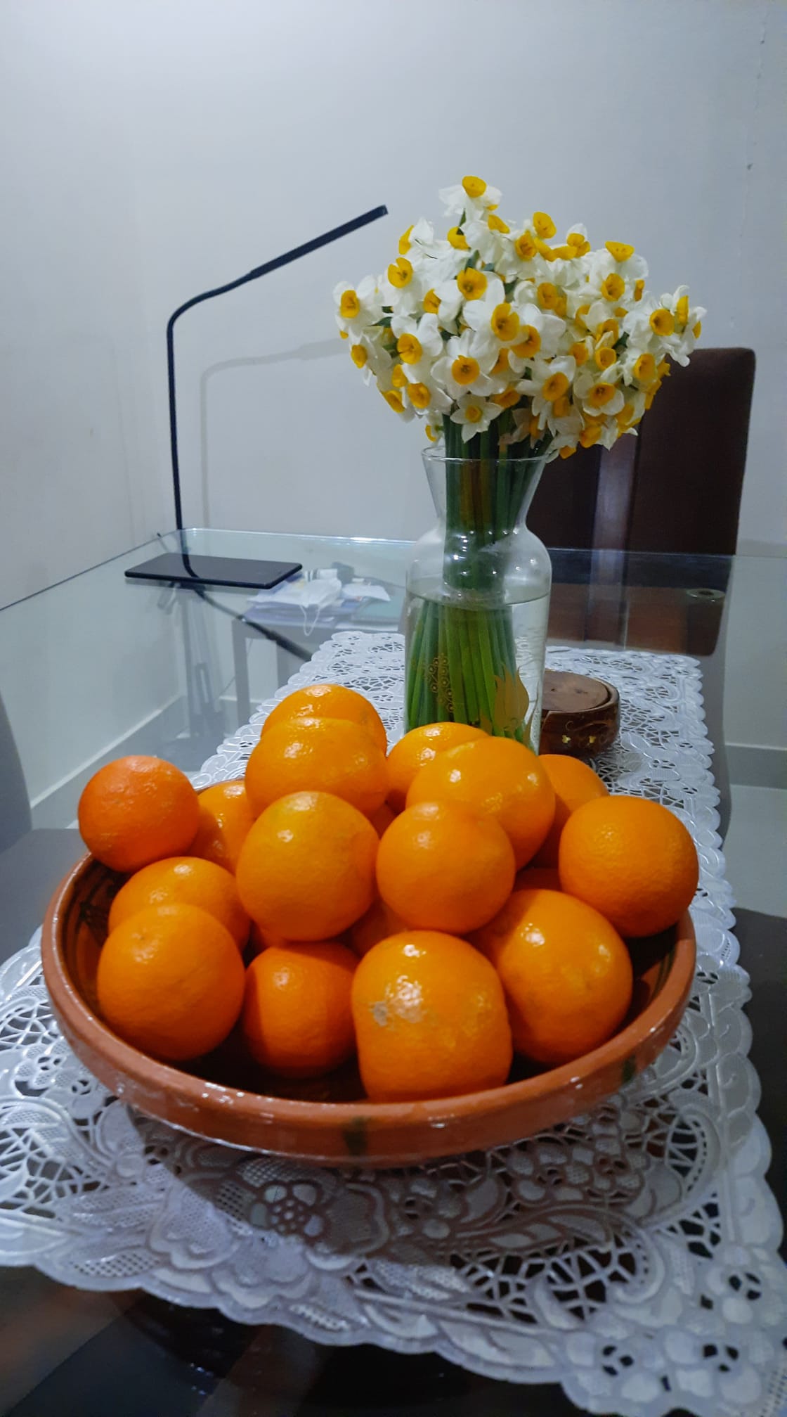 تازه دانشگاه قبول شده بودم، از ورامین رفتم کرج، بعد از یک عالم دویدن، کارهای ثبت نام و مدارک و خوابگاه و کلاسها را برابر کردم. با دوستان جان، هم اتاق شدم و زندگی جدید آغاز گردید. اما بعد از یکی دو ماه، دلم پشت خانه دیق شد. پشت غذای مادر و پشت خواهر برادرها. با اینکه هر هفته، پنج شنبه جمعه ها، خانه بودم، اما باز غمگین میشدم. مهمان آمد، ادامه را می‌نویسم... این را نوشتم که یادم نرود. گلهای ما جوره شده...