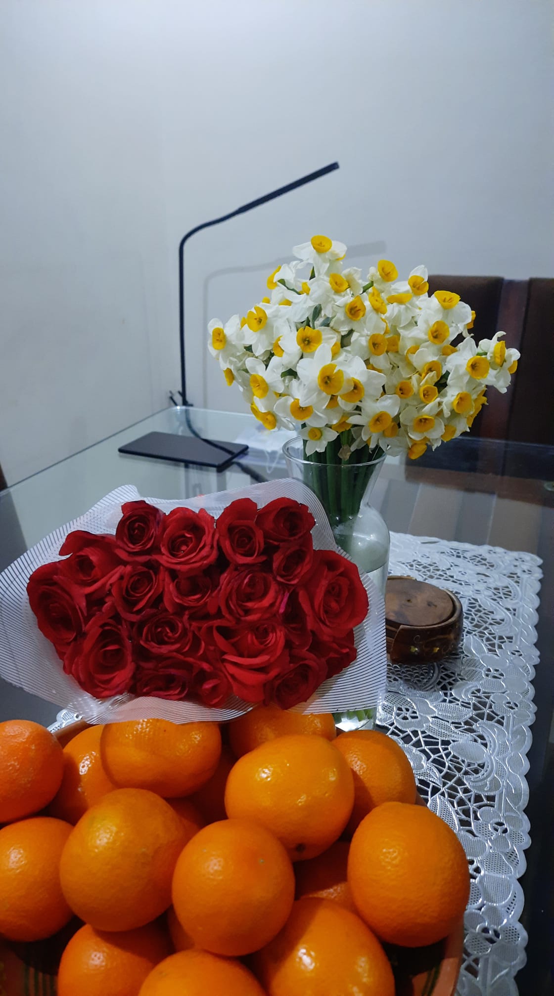 صبح بخیر افغانستان Good morning Afghanistan تازه دانشگاه قبول شده بودم، از ورامین رفتم کرج، بعد از یک عالم دویدن، کارهای ثبت نام و مدارک و خوابگاه و کلاسها را برابر کردم. با دوستان جان، هم اتاق شدم و زندگی جدید آغاز گردید. اما بعد از یکی دو ماه، دلم پشت خانه دیق شد. پشت غذای مادر و پشت خواهر برادرها. با اینکه هر هفته، پنج شنبه جمعه ها، خانه بودم، اما باز غمگین می‌شدم. در خوابگاه بین بچه‌ها، بیشتر صحبت از دختر و مخ زدن و قرار گذاشتن و لیسیدن ها بود. کمتر یک بحث علمی خوب پیش می‌آمد. یک روز، از همان روزهایی که با پدرم در بیابان، در لب جوی آب روان نشسته بودیم و شبیه خواجه حافظ، گذر عمر را تماشا می‌کردیم، و از همه مهمتر، حالِ پدر خوب بود، و خبری از آن روی سگ‌اش نبود، سر صحبت را باز کردم. گفتم: پدر جان شما در کار و بار تنهایی، من دانشگاه هم رفتم، اما دانشگاه واقعا آن چیزی که فکر میکردم نبود. پدرم گفت: چطور؟ گفتم: هیچ کس در دانشگاه به فکر درس نیست. همه صحبت از دختر و دختر بازی و مخ زدن و کلاس گذاشتن های سوسولی است. کمتر کسی را دیدم که واقعا درس بخواند. پدرم گفت: غم کار ما را نخور، من خودم بلدم چکار کنم. دل تو چیست؟ می‌خوای درس بخوانی یا با دخترا سوسول بازی کنی و کلاس بزاری؟ گفتم: مالوم‌دار می‌خوایم درس بخوانم. این همه زحمت کشیدم خود را به دانشگاه رساندم. پدرم گفت: خوب، مشکل کجاست؟ چرا نمی‌خواهی بخوانی؟ گفتم: آخر اونجا هیچ کسی درس نمیخواند، میترسم من هم با آن بچه ها آلوده شوم. پدرم یکی زد به پشتم و خندید و گفت: احمق، تو چرا آدم نمی‌شی؟ تو فکر میکنی بندی را که من بستم، آب می‌برد؟ من بلدم بند خود را چطور بسته کنم. تو نترس، تو را هیچ دیو نمی‌زند و آلوده اون بچه سوسولها نمیشی و محیط روی تو تاثیر بد نمی‌گذارد. مگر اینکه دل خودت بخواهد. حالا بگو ببینم می‌خواهی درس بخوانی یا سوسول بازی کنی؟ گفتم: واقعا میخوایم بخوانم، اما نمی‌دانم چی کنم؟ پدرم گفت: ببین بچم، من درس نخواندم، مکتب هم نرفتم، حتی از کوچه‌اش هم تیر نشدم. اما با این چیزهایی که تو تعریف میکنی و من میشنوم، احساس میکنم بهترین فرصت نصیب تو شده و آنقدر ترس از آلودگی و خراب شدن داری که خبر نداری چه غنیمت بزرگی کسب کردی. شبیه اینکه سر یک دسترخوان با رنگارنگ غذاها نشسته باشی و هیچ کسی به فکر نان خوردن نیست و همه به فکر رقص و بازی هستند. خوب تو اگر گشنه استی و نان دلت میشه، بهترین وقت است که بخوری. گُل گلهایش را خوش کو و بخور، با تعجب پرسیدم: چطور؟ گفت : دانشگاه شما، حتما استاد دارد، کتابخانه هم دارد. خب، وقتی هیچ کسی به فکر درس نباشد، حتما استاد وقت کافی برای جواب دادن به سوالهای تو دارد، در کتابخانه هم آن کتابی را که تو میخوای حتما یافت می‌شود و کسی دیگر آن را نگرفته.. اگر همه به فکر درس باشند، اصلا به تو که افغانی استی، نوبت نمیرسه، اگر یک بچه ایرانی هم دست خود را بلند کنه که سوال دارم و تو هم بلند کنی، طبیعی است که استاد اول سوال بچه ایرانی را جواب می‌دهد و بعد اگر فرصت بود سوال تو را. حالا که کسی سوال نداره، تو فکر خوده بگیر و سوالهای خود را دلجمع پرسان کن. همین است که می‌گویم اگر میخوای درس بخوانی خوب جای رفتی. بشین و بخوان، دُم خود را به دُم دیگران، بسته نکو. بعد طرفم چشمک زد و گفت: اگر هم دلت د ک..نی‌گیری و دختربازی است هم، باز هم جای خوبی رفتی بچم. مگر نمیگی اونجا دختر و پسر با هم هستید؟ باز از این لحاظ هم جای خوبی است. همه جوان، همه مست، همه با کلاس، چی از این بهتر.. میدانی بچم، یک مثل است که میگه اولاد آدم غریب در وقت نان خوردن، و خوردن خوردن، خون بینی میشه یا که تازی (سگ شکاری) بد را در وقت شکار، گوه میگیره. هوش کده باشی خون بینی نشوی و بدتر از آن، بینی خوده خون نکنی. آستین را بر بزن و نوش جان کن که از این مهمانیها، کم پیدا میشه..... بخه برو دانشگاه‌ات که هم استادا منتظرت هستن و هم آن دخترهای خوشگل. من که می‌شناسم تو چی جانوری استی.... الکی هم ادای آدمهای پرهیزگار را در نیار، برو حالشو ببر، اما مواظب باش اسراف نکنی و وقت بیرون رفتن با دخترها، ۵۰۰ روپه بیشتر همرایت نگیری. خدا می‌داند آنقدر تا به امروز از این طرز فکر رندانه و زیرکانه‌ی پدرم کیف کردم که انگار بزرگترین گنج زندگی‌ام را یافته باشم. معدن الماس، دل خودِ آدم است. بعدها در کلاسها، سر درس اصول و مبانی باغداری، خواندیم که عوامل موثر بر رشد یک گیاه، می‌تواند محیطی یا ژنتیکی باشد، بدون در نظر گرفتن ژنتیک، محیط هم چندان کاری از پیش نمیبرد. ژنتیک عشق است، محیط عشق است. گلها، عشق اند. گیاهان عشق اند. آدم‌ها، عشق‌اند. زندگی، عشق است. In agricultur, seed is fundamental asset. مهمانِ عزیز رفت. ولنتاین مبارک.... دوستتان دارم. ❤