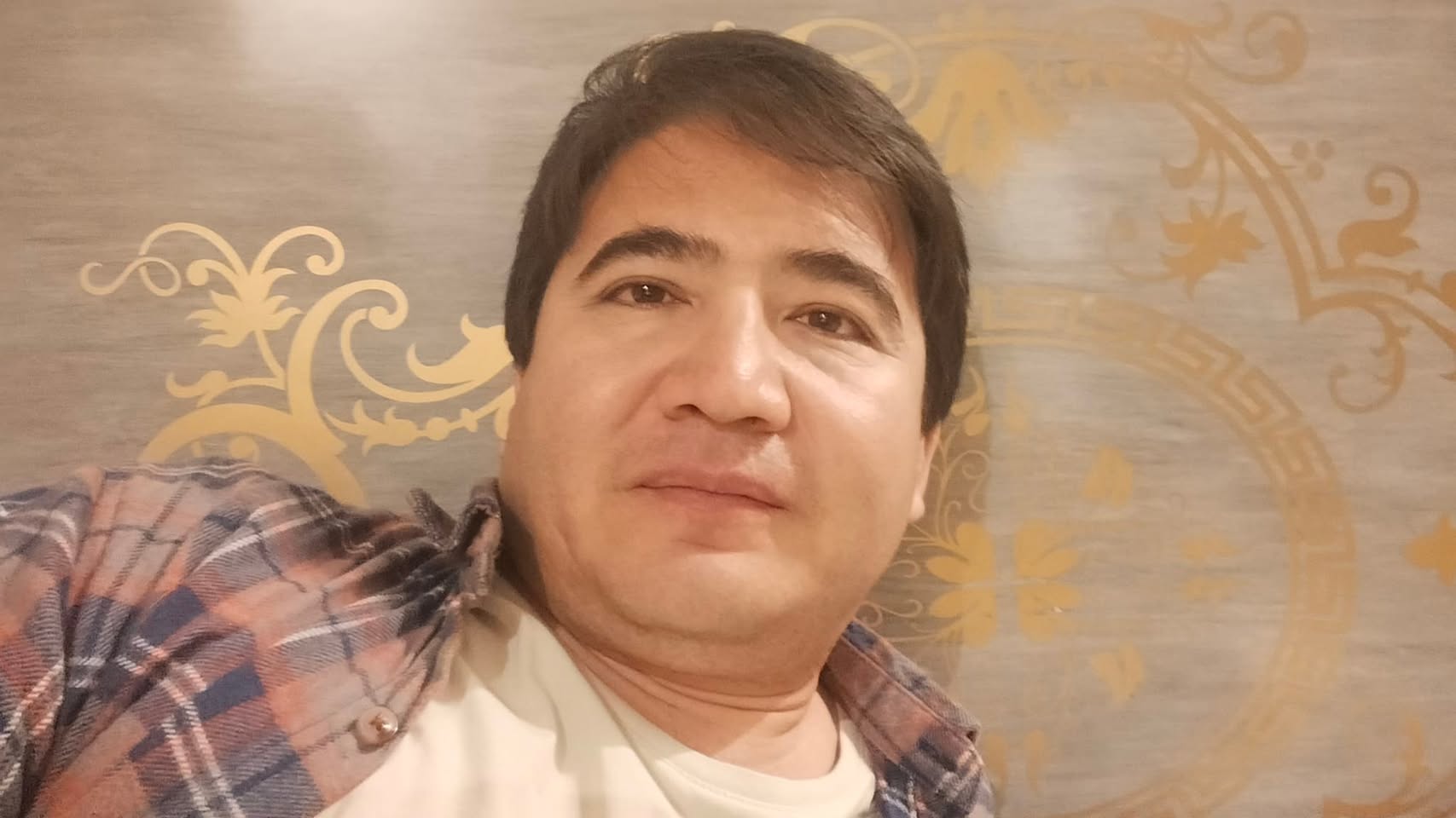 پانزده شانزده سال داشتم. تازه پشت لبم کم کم سیاه شده بود و بعضی هورمونها شبیه شیره در درون آوندهای گیاه، در وجودم شور میخورد و احساس میکردم سه پای دارم! اواخر زمستان و اوایل بهار، یک روز جمعه گل صبح، سر مزرعه همراه پدرم بحثم شد، کوتاه نیامدم و به قول معروف زبان بازی کردم. پدرم داغ کرد، آتشین شد و طرفم حمله کرد، فرار کردم، با کلوخ سرم را نشانه گرفت و خوب زد، کلوخ آفتاب خورده به پس کله ام خورد و پخش و پلا شد، اما زیاد درد نگرفت. صدا کرد که دَور بخور، برگشتم. سرم را نگاه کرد که خون شده یا نه, گفتم چیزی نشده. بعد سر کورت (کَرت)گندنه (سبزی تره) نشستیم و قصه خودش را کرد. گفت برو خدایته شکر کو که مه پدرت استم و با کلوخ میزنمت. خدا نجات بته از پدر مه که با سنگ ما را می‌زد و وقتی اوگار می‌شدیم، می‌آمد بالای سر ما و می‌گفت: کم بختی را ببین، مه با سنگ میزنم که به سرش بخورد، از قسمت بد به پایش خورده. این بخت بد را کجا کنم؟ بابه ما کجا از ما دلجویی میکرد. حداقل من نگران هستم که تو را چیزی نشده باشد. گفتم بابا شما در بلخ بودید، اینجا شابدالعظیم است، تو بیسواد بودی نمی‌فهمیدی، من سواد دارم و میفهمم، که دوباره پیش ام کرد و گفت: حالا اوقدر شدی که خود را فاماندوگ ( فهمیده و فهیم) میگیری و ما را به گوی خرت برابر میکنی؟ خیر است که سواد ندارم و لفظ قلم بلد نیستم، اما کتاب زندگی را بهتر از تو خواندم. و باز آن حرکت مشهور کانکرت شکن خود را اجرا کرد و شبیه حرکت رونالدو بعد از گل زدن، دو دست خود را طرف دشکه (تیربار)خود می‌گرفت و همه چیز را از دم تیغ اش می‌گذشتاند و هر چه فحش و ناسزا بود نصیبم میکرد. و در آخر میگفت: برو خدایته شکر کن که مه به فکر درس و تحصیل شما هستم. آن "گل محمد" پدر ما، وقتی که خرد بودیم دایم به فکر این بود که ما برایش خاشه و خوشه و سرگین جمع کنیم، کجا یک ذره به فکر درس و تربیت ما بود؟ این روزها به این فکر میکنم که واقعا ایجاد تغییر گاهی خیلی زمان میبرد. گاهی حتی چند نسل. بیرون آمدن از بعضی پوسته‌ها و ناهنجاریها، شکستن بعضی قالبها گاهی زمان بر است. حتی درس و تحصیل هم براحتی نمیتواند این افکار و باورها و رفتارها را بشکند. مسایل تربیتی و خانوادگی در کنار ژنتیک مهم است. و چکار کنم که با عصر و زمانه‌ی اولادها کنار بیایم و آرام بمانم. چگونه با سرکشی و ستیزه جویی جوانها برخورد کنم و از آنها چیز یاد بگیرم‌. همین. اگر این کار را نکنم، فسیل شدنم حتمی است. این روزها کتاب « تربیت چه چیزی نیست» را به توصیه یکی از دوستان دارم می‌خوانم. به قول معروف، در مواقعی که هوا طوفانی است، ماهیگیرها، تورهای خود را می‌بافند. من هر کجا بروم، هر چقدر که در کار و بار آی‌تی و تکنولوژی باشم، بالاخره یک باغ توریستی از گلهای رُز (مُرسل) و لاله برای عشق های زندگی‌ام و کمی هم به یاد پدرم، درست کردنی هستم. از خاک برآمدیم و در باد شدیم.... تا دیده شود کدام سرزمین، لیاقت حضور مرا دارد؟ تا کجا فرود بیایم؟ ....