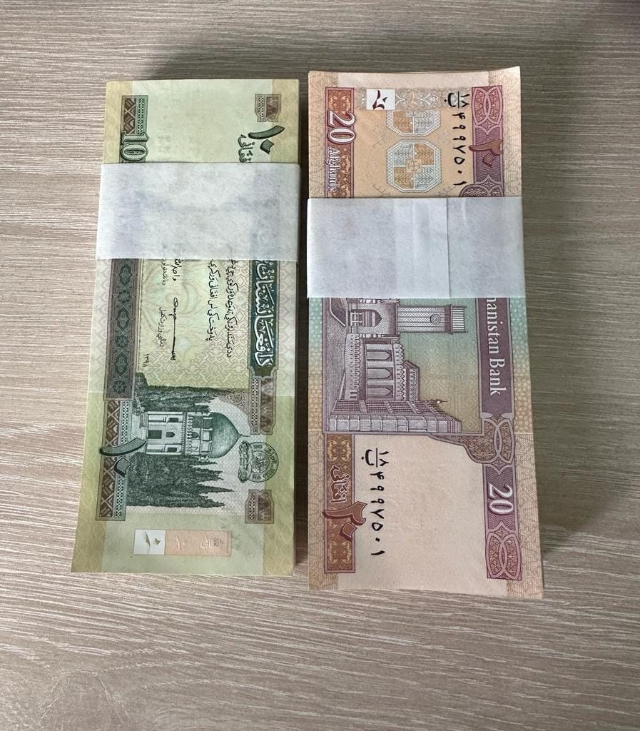 یک باجه‌(باجناق) دارم در استرالیا است.( آهسته میگویم، کسی نشنود، البته آنجا دو باجه دارم!!) امروز صبح خانم‌ام با خواهرش صحبت می‌کرد. بین صحبت هایشان پرسان کردم: خورشید گرفتگی کامل را چند روز قبل را در استرالیا دیدید؟ با تعجب گفت: نه، اینجا هوا ابری و بارانی بود. کجا دیده می‌شد؟ مگر قرار بود خورشید گرفتگی شود؟ برایم جالب بود. یاد وقتهایی افتادم که در کابل انتحاری که می‌شد، از اطراف و اکناف، از طرف اقوام و دوست و آشنا، برایم زنگ می‌آمد که چطور استی رضا؟ جور استی؟ وقتی پرسان میکردم که چی گپ است، می‌گفتند کابل انتحاری شده، خبر نداری؟ و من می‌گفتم نه ولا. هنوز خبر نشدیم. و آنها با دهان باز و با تعجب می‌گفتند که برو شکر که بخیر گذشت و خبر نشدی. ما اینجا دلمان هزار راه رفته که خدای نخواسته تو چیزی نشده باشی... امشب هم که گپ و قصه دیدن هلال ماه و عید فطر و زکات روزه و دید و وادید عید است. اگه از من تو بپرسی که در مورد ماه و هلال و بدر و moon lover یک مسأله شگفت‌انگیز را بازگو کنم، همین قدر برایت میگویم که: اگر در بامیان زندگی می‌کنی که فَبِها، اما اگر میخواهی توریستی و گذری چند شبی را در بامیان سپری کنی، طوری برنامه ریزی کن که در یک شب صاف، که قرصِ ماهِ شب چهارده است، در دشتی که بالای شانه‌های بتِ بامیان است قرار بگیرید و رو به دره‌ای که شهر در آن قرار دارد در کنار حضرت یار، زیباترین منظره‌ی عاشقانه‌‌ی جهان را دو نفره ببینید. اگر دیدید و چیزی در دل‌خانه‌ی وجودتان تکان نخورد، بیایید و پول خود را پس بگیرید. بهت قول میدم، در این حالت، و تنها در این حالت است که از هر معشوقی که خواستگاری کنی، نه نمی‌شنوی. در همچنین شبی است که انگار دروازه‌‌های آسمان باز میشوند و هر چه ستاره در کهکشانها است به افتخار شما، چون کفترهای چاهی جَلد، گرداگرد چرخ میزنند و بر زمین می‌بارند و شما را به مهمانی آسمان دعوت می‌کنند. و تو خواهی دید که زمین دو قمر دارد. یکی دور و بعید و یکی در دسترس و قریب... من غلام قَمَرم... عاشقان عیدتان مبارک باد....❤️❤️ هر کی ز حور پرسدت، رخ بنما که همچنین هر کی ز ماه گویدت، بام برآ که همچنین هر کی پری طلب کند، چهره خود بدو نما هر کی ز مشک دم زند، زلف گشا که همچنین هر کی بگویدت ز مه، ابر چگونه وا شود باز گشا گره گره، بند قبا که همچنین گر ز مسیح پرسدت، مرده چگونه زنده کرد بوسه بده به پیش او، بر لب ما که همچنین