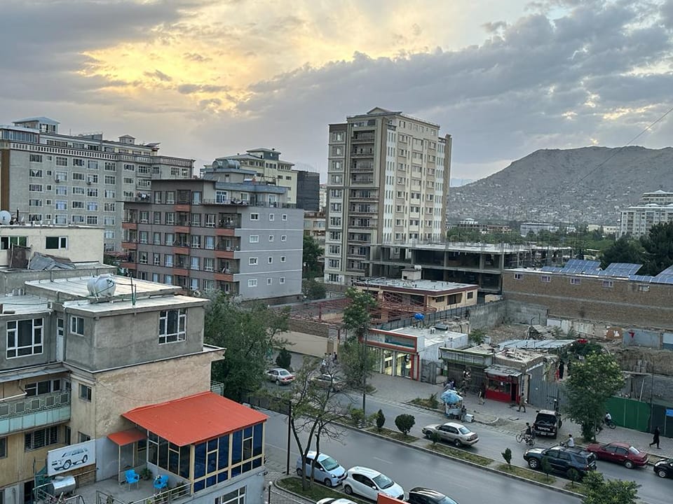 آدمی آموخته می‌شود. عادت میکند و به آرامی دل می‌بندد.
