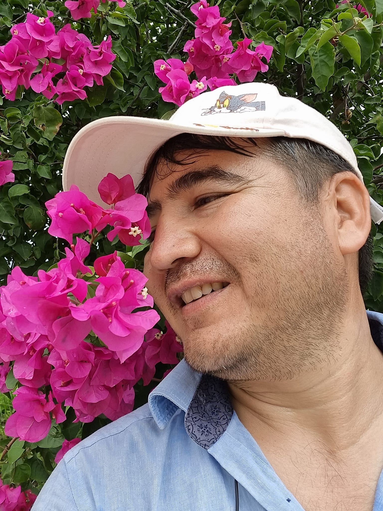 دیروز گوسفندی را دیدم که زیر کارد قصاب، نعره‌های مذبوحانه‌ای می‌کشید و فریاد می‌زد. دلم می‌سوخت، اما خب کاری هم نمی‌توانستم بکنم، یکبار خواستم بروم جلوتر و پول گوسفند را بدهم و از دست قصاب رهایش کنم، که تا به خود جنبدیم و فکرهایم را متمرکز کردم، قصاب، گردن گوسفند را بسیار سریع برید و همه چی برگشت به نقطه‌ی صفر. دیگر چه کاری می‌توانستم بکنم، غیر از اینکه احساس کنم کارد در گلو داشتن چه حسی می‌تواند داشته باشد؟ اینکه آرزو کنی کاش کارد تیز باشد و به یکباره راحت و آسوده و خلاص شوی، دست و چشم از جهان بشویی. نه اینکه بخت بد و اقبال کج، گرفتار قصابی کند که کاردش کُند باشد. هیچ کابوسی برای یک گوسفند، بدتر از کارد کُند قصاب نمیتواند باشد. مرگ حتمی است. اما چگونگی و کیفیت مردن هم شرط است. همانگونه که کیفیت خواب میتواند بر سلامت جسم تاثیر داشته باشد، سنجش کیفیت مرگ هم شاید بتواند بر روال زندگی انسان موثر واقع شود. من دوست دارم این آخرین عکسم باشد که دیگران از من می‌بینند. نگاهم به سوی شاخه‌ی گلی که دیروز شکفته است و امیدوار است طراوت و زیبایی‌اش را همه‌ی پرنده‌های باغ ببینند. زنبورها، گرده‌هایش را پراکنده باشند و دانه‌هایش در حال نمو باشد. من دوست دارم وقتی با مرگم روبرو می‌شوم، بعد از جور پرسانی، با هم یک گیلاس مارگاریتای خنک و تگری بنوشیم و در یک بعدازظهر داغ تابستانی، شانه به شانه‌ی هم، بپریم در حوضچه‌ی اکنون و به سوی ابدیت برویم. دوست دارم مردم بدانند که من گلها را دوست داشتم و با آنها زندگی می‌کردم. من دوست دارم از خاک من، به جای گندم، گل بروید و در رگ و پی گیاه بدوم و دلیل سرخی گلبرگ های گلی باشم که نظاره‌گر رضایی دیگر است که میخواهد چشم در چشم مرگ، دوباره زندگی را تجربه کند. آی سنه قوربان...