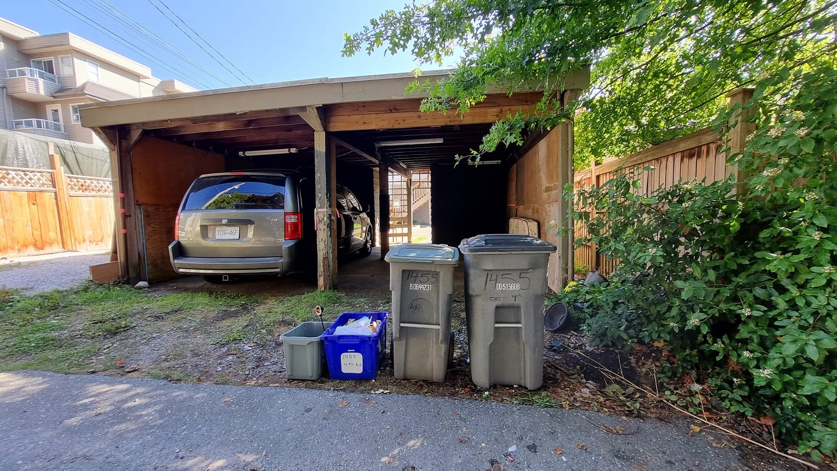 این فضای پشت یکی از خانه‌های اینجا است. در واقع پشت حویلی، گاراژ Garage است. لب سرک، بدون در و دیوار و دروازه. اینجا فهمیدم به آشغالی که در خانه تولید میشود می‌گویند garbage. اما گاربیج، به معنی واقعی اینجا طلاست و آشغال نیست. در تصویر کمی خرد دیده میشه، اما آن سطل کلان، برابر قد خودم است. یعنی مرا هم داخلش بندازید جای می‌شوم. این سطل‌های کلان را برای مدیریت گاربیج از مبدا تولید استفاده می‌کنند. آن که از همه کلان‌تر است ، برای بقایای شاخ و برگ درختان و سبزه و چمن، استفاده میشود، بعدیش، برای باقیمانده مواد غذایی و چیزی که در آشپزخانه از پوست پیاز و سیب و کچالو گرفته تا استخوان ران مرغ و جمجمه کله پایچه، استفاده می‌شود. آن آبی رنگش، برای بازیافت بوتلهای شیشه‌ای الکل و خیارشور و زیتون است. او خردترک هم برای قوطی‌گکهای فلزی است. یک ساعت طول کشید تا این موضوع را برایم یاد دادند و به اهمیت مدیریت آن مرا واقف ساختند. اگر نه من از روز اول، همه چی را درهم و برهم داخل یک سطل انداخته بودم و وقتی موتر مخصوص آشغالی آمد و آشغال همه را برد به غیر از خانه‌ی ما، تازه فهمیدم که گپ به همین مفتی نیست. اینجا اگر آشغال خانه‌ی خود را Organise نکنیم، بی فرهنگ گفته میشویم، چه برسد به باقی مسائل. اینجا آشغال، در حکم طلا است. قبل از هر کاری، باید به فکر Organise کردن گاربیج آن بود، اگر نه آن کار موفق نمی‌باشد. شاید از همین خاطر است که اینجا کم اولاد می‌آورند. شاید حتی اولاد را گاربیج اصلی در فلسفه‌ی عشق و زندگی فکر می‌کنند. مچم، همین فکرها را میکنم و هنوز گیجم. تا یک کمی انگلیسی را بیشتر یاد بگیرم و بشینم پای صحبت یگان پیر و فرزانه اینجا، تا کمی روشنم بسازد. هیچکدامشان هم خود را پیر فکر نمی‌کنند. هفتاد ساله‌های اینجا، ادعای جوانی و مستی و سلامتی دارند و واقعا هم سلامت و شاداب و جوان و سر حال هستند.
