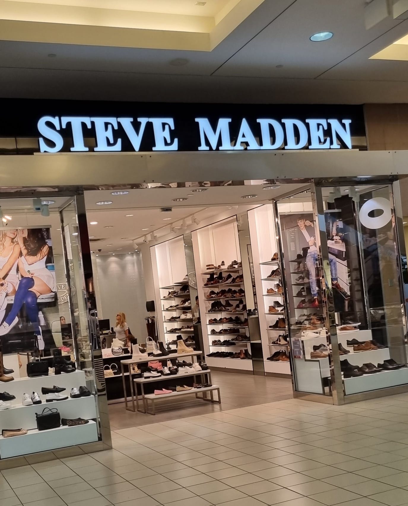 چند روز است که می‌خواهم در مورد احساسم وقتی برای اولین بار این لوگو را دیدم بنویسم. STEVE MADDEN در فیلم Wolf of wall street بود که اسم استیو مدن را شنیدم. یک برند کفش بود که یارو جردن بلفورد و تیمش، سهامش را پامپ کرد و قشنگ، فروووووووش کرد به خلق الله. اینجا نقش برندها، بسیار پررنگ است و هر کدام یک مشخصه خیلی خاص دارند که هیچ برند دیگری آنرا ندارد. کپی‌رایت در هر مساله‌ای وجود دارد و تقلید جایز نیست مگر اینکه مبتکرانه باشد. شهرها بدون برندها، معنا ندارند و در واقع این برندها هستند که کلاس شهر را تعیین می‌کنند. دارم یک مقاله را می‌خوانم در وب سایت ترجمان: چطور یک کشور را بفروشیم؟ یک زمانی، به سرم زده بود که وقتی نام افغانستان را در گوگل سرچ میکنیم، تمامش گل و بلبل بیاید. تمامش باغهای کابل بیاید. اما نشد که نشد، هر بار که سرچ میکنم و عکسها را میبینم، جنگ و خشونت و بدبختی است و در بهترین حالت عکس چند دختر با چشمهای آبی و فیروزه‌ای و یا نهایت عکس شربت گل می‌آید که جوان بود و حالا پیر و مریض شده. قبل از فروش هر چیز، قبل از خرید هر چیز، یکبار نامش را در گوگل سرچ کنید. هم به فارسی هم به انگلیسی، از دیدن نتایج، متعجب خواهید شد. استیو مدن، جردن بلفورد، غولام‌ ریضا، گل و بلبل. وقتی استیو مدن را دیدم، یاد وقتی افتادم که اولین بار نویسنده‌ی یک کتاب را از نزدیک می‌دیدم. استاد حسین لسانی، مترجم و نویسنده کتاب فیزیولوژی گیاهی اولین نفری بود که از نزدیک دیدمش. خیلی احساس جالبی بود. به سرم زده در مرکز و قلب شهر ونکوور، یک گلفروشی باز کنم. آدم وقتی با سبزی فروشی در یک کنج شابدالعظیم، بتواند چهار تا داف پایه برای خودش جور کنه، در گلفروشی آنهم در مرکز و قلب شهر، تو خود حدیث مفصل بخوان از این مجمل. زندگی بدون برندها، زندگی بدون شهرها، زندگی بدون در و داف‌ها، زندگی بدون نوشابه و ساندویچ، زندگی بدون نور و چراغ، زندگی بدون سیگار و دود، بی همگان به سر شود، تو هم روش....