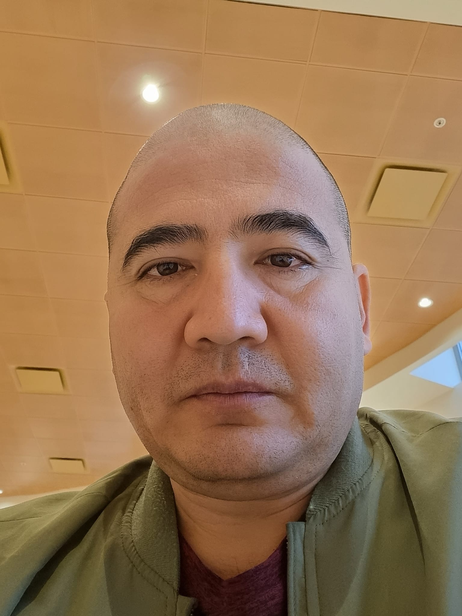 این منم. سر کلاس انگلیسی نشسته‌ام. ده دوازده نفر شاگرد هستیم. از کشورهای مختلف: چین، ایران، افغانستان، مالی، اریتره، اسپانیا، روسیه، هنگ کنگ. فضای کلاس خیلی بزرگ است، یک سالن بزرگ چند منظوره است. با صندلی ها و میزهای تاشو. و امکانات پروژکتور و پرده نمایش. همچنین برای ورزش و زومبا و یوگا هم می‌شود از این سالن استفاده کرد. امکانات تهویه هوا و سیستم صدا هم دارد. در کنار دیوار، آینه‌های بزرگی دارد که موقع درس یا یوگا، آینه‌ها را با پرده می‌پوشانند. در ضمن پنجره‌های بزرگی دارد. از آن مدل پنجره‌های مستطیلی که از کف تا سقف ادامه دارند و نور و منظره بیرون در روزهای بارانی و برفی دیدنی است. کفپوش سالن چوبی است. و زیر پایه‌ی میزها و صندلی‌ها، یک وسیله پلاستیکی و پارچه‌ای، پیچانده‌اند که اگر روی زمین کشیده شد، صدا ندهند. این جزئیات را در ذهنم ثبت کرده‌ام تا دوباره اینجا یک سالن اختصاصی یوگا دایر کنیم. به دردم میخورد. البته اینجا را به طور ساعتی و روزانه هم کرایه می‌دهند. این روزها، کلاس انگلیسی میروم. دوباره سر کلاس نشسته‌ام. به یاد این شعر از فردوسی می‌افتم: میاسای ز آموختن یک زمان به دانش میفکن دل اندر گمان یکی نغز بازی کند روزگار که بنشاندت پیش آموزگار هر روز یک بحث جدید را کار می‌کنیم. هم لغت یاد میگیریم و هم با بحث‌هایی که به درد تازه‌واردان میخورد آشنا می‌شویم. چیزهایی مثل نوشتن resume, job search, networking, dialogue, Bob Dylan یادگیری خوب است. حتی اگر پدر باشم. دیروز به فرنگیس گفتم پشتم را لقد کند، نزدیک بود نفسم کنده شود. خیلی سنگین بود. اصلا آمادگی این همه وزن را نداشتم. آن دختر کوچولوی پدر، امروز همقد مادرش شده. صدای شهریار هم خروسی شده. و گاهی پشت لبش را نشان می‌دهد و میگوید: پدر، بروت کشیدم. صبحانه چی باید بخوریم؟ در برچی انتحاری شده؟ در میان صدها و هزارها خبر ناگوار، از گوشه و کنار جهان، فقط یک آغوش می‌تواند تسکین دردهای من باشد. همدیگر را محکم بغل کنیم. شاید فردایی نباشد. Fear is Pear. Old is gold Today is a nice day. چند روز قبل، در کنار یک رودخانه‌ی بزرگ، در حالی که باران نم نم بر روی گندمهای پاییزه می‌بارید، با دوستان، آتش روشن کردیم و آب آتشین در گلو ریختیم. به یاد جمله‌ای در یکی از مکتب‌های کابل افتادم : آبی که ابرو بریزد، در گلو مریز. خندیدم و گفتم: دیوانه در کار خود هوشیار است. از دوستانم تشکر میکنم. حال دادید در حد لالیگا. دارم فکر میکنم اگر ده سال در کانادا کار کنم، چند مکتب را می‌شود در افغانستان ساخت؟ حالا که اکثر مکتب‌ها، آنلاین است. آیا نیاز به ساخت و ساز و زیربنا است یا همینطور آنلاین پیش برویم؟ چون کلاسهای یوگا را هم داریم آنلاین پیش می‌بریم و خیلی بهتر از کلاسهای حضوری جواب داده. زیربنا، لازم است. دنیا هر چقدر هم مجازی و آنلاین شود، بوسه به پیغام نمیشود. باید بود، باید حضور داشته باشیم. بله جانم. بله. غم مخور. .کشمش نخود بخور.