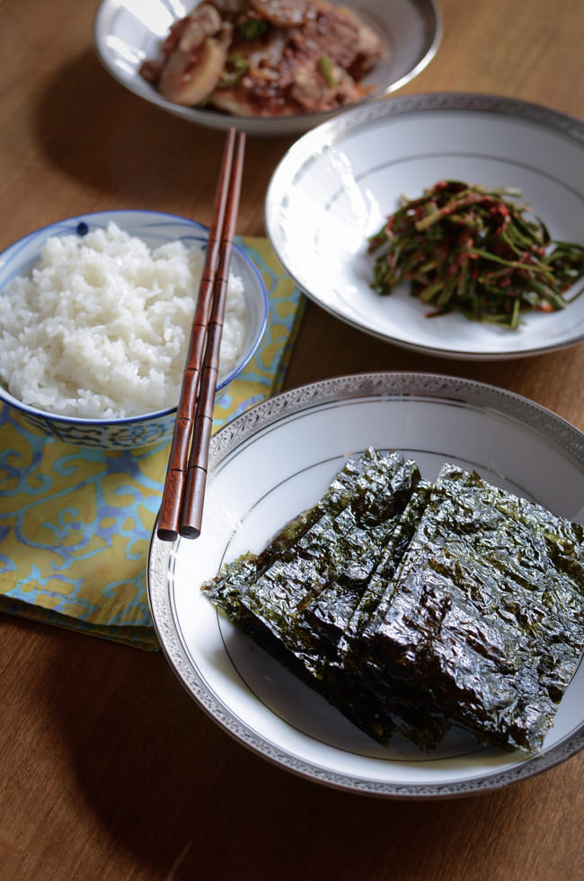 دارم به خوردن جلبک دریایی (seaweeds) عادت میکنم. عادت که چه عرض کنم، دارم اشتیاق پیدا میکنم. اصلا باورم نمیشد که من جلبک بخورم و از خوردن جلبک لذت ببرم. اما این جلبکها واقعا خوشمزه هستند.