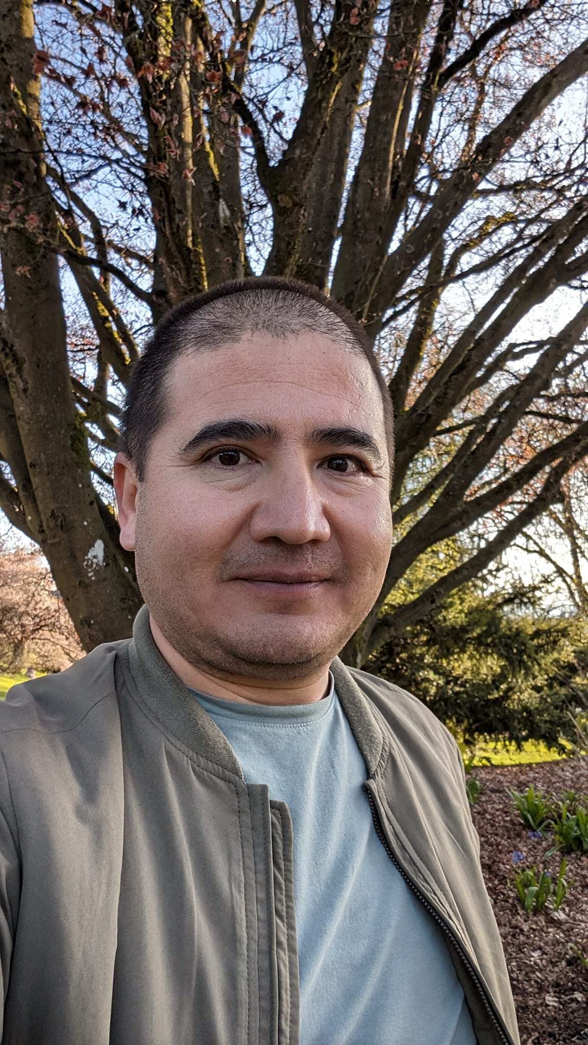 دارم آماده میشوم که برای VanDusen Botanical Garden Tour Guide امتحان بدهم. کارم می‌شود راهنمایی و بیان داستان زندگی گیاهان برای بازدیدکنندگان، اینکه نام گیاهان چی هست، نر و مادگی و گل دادن و چرخه زندگی و تکثیر آنها چطور است؟ چی شد که اینجا کاشته شدند و خلاصه قصه تعریف کنم برای بازدید کننده‌ها. کار جالبی هست نه؟ هم فال و هم تماشا با یک عالم امتیازات جانبی، اگر چه زبان انگلیسی‌ام هنوز راحت و روان نشده، اما از هر کی و هر بار که میپرسم چطور است توضیحاتم؟ مشکلی با بیان و لهجه من ندارید؟ همگی بلا استثناء میگویند: Wow, Perfect! من تا به حال ندیدم که کسی به انگلیسی صحبت کردن من بخندد یا مسخره‌ام کند. همیشه گفته‌اند پرفکت. حدود یکماه دیگر، مسابقه ماراتن است و من تا به حال بیشترین مسافتی که یک نفس و بدون توقف دویده‌ام حدود دوازده کیلومتر است. این روزها، در حال تمرین و دویدن، کتاب صوتی شاهزاده کوچولو را گوش میکنم. چند وقت دیگر یک عکس تمام قد از خودم میگیرم که شکم نداشته باشم. الان یک نمه شبیه پاندای گونک‌فو کار هستم. برای کسانی که بار اول به باغ میآیند، زیاد توضیح نمیدهم و حرف نمیزنم، فقط سکوت میکنم و میگزارم خودشان در حال کشف و درک زیبایی به روش خودشان باشند. هر چه میخواهند عکس بگیرند و احساسات خود را بروز بدهند. دقیقا همان حسی که خودم در روز اول دیدار از باغ داشتم. اگر چه جلوه و تماشای باغ، در ماهها و فصلهای مختلف سال با هم فرق میکند، اما در هر حالت زیبا و با وقار است. برای کسانی که میخواهند بیشتر با گیاهان آشنا شوند، تا دلشان بخواهد، توضیحات آماده دارم. از بیان کوتاه‌ترین جمله «فوق‌العاده زیباست» تا توضیح کامل کتاب «الشرح الشجر» برای آنها تا که خودشان بگویند دیگر برای امروز بس است. وقتی در باغ قدم می‌زنیم، احساس میکنم میان کلمات شناور هستم. مخصوصا وقتهایی که یک نسیم شوخ و ملایم، از بین گلبرگ‌ها و شکوفه‌ها، می‌وزد و عطر خوش سنبل و نرگس را در هوا پراکنده میکند. من آدمها را دوست دارم، من پرنده‌ها را دوست دارم، من گلها و گیاهان و درخت‌ها را دوست دارم. من آسمان آبی و ابرهای پنبه‌ای شکل سفید را دوست دارم. شما را من دوستتان دارم. دستهایم را در باغچه می‌کارم، سبز خواهم شد، می‌دانم، می‌دانم، می‌دانم...