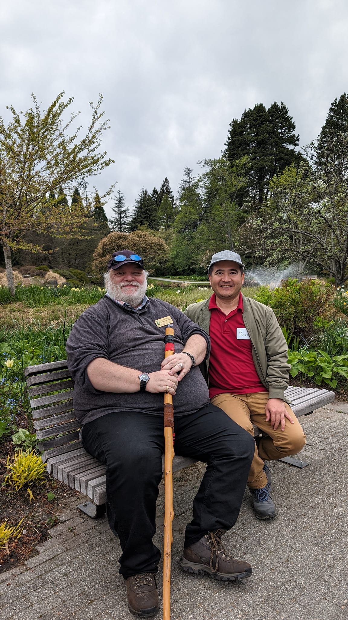 با خودم فکر میکنم چقدر دیگه طول خواهد کشید تا من هم شبیه دکتر Alan Reid بتوانم Garden Tour Guide شوم؟ و قصه و داستان واقعی بگویم تا مردم بتوانند بیشتر با گیاهان وصل شوند. پس از پایان صحبت‌ها و توضیحات استاد، گفتم میشود با شما عکس بگیرم؟ با کمال خوشرویی پذیرفت. امروز هم از آن روزهایی بود که با یک دانشمند از نزدیک ملاقات میکردم. Dr. Alan به کشورهای زیادی سفر کرده و مناطق و اقلیمهای متفاوتی را دیده. مخصوصا وقتی از من پرسید از کدام کشور آمده‌ام به کانادا، گفت گیاهانی هستند که مخصوص اقلیم هندوکوش و پامیر هستند. پیش خودم فکر کردم استاد از آن سر دنیا آمده و اقلیم افغانستان را بررسی کرده، اما متاسفانه بخاطر ناامنی و شرایط خراب، همین افغانستان خودمان را هم نتوانستم خوب بگردم. این روزها شاید چهره‌ام شاد نباشد و یک هراس جزیی از غم نان و پوره کردن هزینه‌های زندگی در ونکوور در پس زمینه‌ی صورتم پنهان باشد، اما از درون خیلی خرکیف و مست هستم. و اصلا نمیتوانم جلوی این شادی و خوشحالی خودم را بگیرم. گاهگاهی که کوچه و خیابان خلوت است و دور و برم کسی نیست و تنها هستم، یکی دوبار می‌پرم بالا و از خوشی جیغ و داد میزنم!! اگر نه خدا شاهد است که از دیدن این طبیعت زیبا و تمیز و شگفت انگیز، واقعا در پوست خود نمی‌گنجم و نمیتوانم مسأله را هضم کنم. این است که دیوانگی میکنم و خود را به در و دیوار میزنم تا بتوانم کمی آرام بگیرم. با خودم می‌گویم: وقتی کنار استادانی مثل Dr. Alan هستی، هیچ نگرانی نداشته باش، فقط دستت را بده در دستش و پا به پایش برو و بگزار هرجا میخواهد تو را ببرد. دارم تمرین میکنم، یک قصه از کجا آغاز میشود؟ روایت چطور جریان میابد و چگونه داستان را به لطافت بالهای پرنده به پرواز در بیاوریم و دوباره به زمین بنشانیم؟ دکتر Alan چشمک‌ ریزی میزند. میخندد و می‌گوید: عجله نکن، یواش یواش و Step by step جا می‌افتی. همه‌ی ما به همدیگر نیاز داریم. من هم شبیه خود تو هستم. فرق چندانی با هم نداریم.