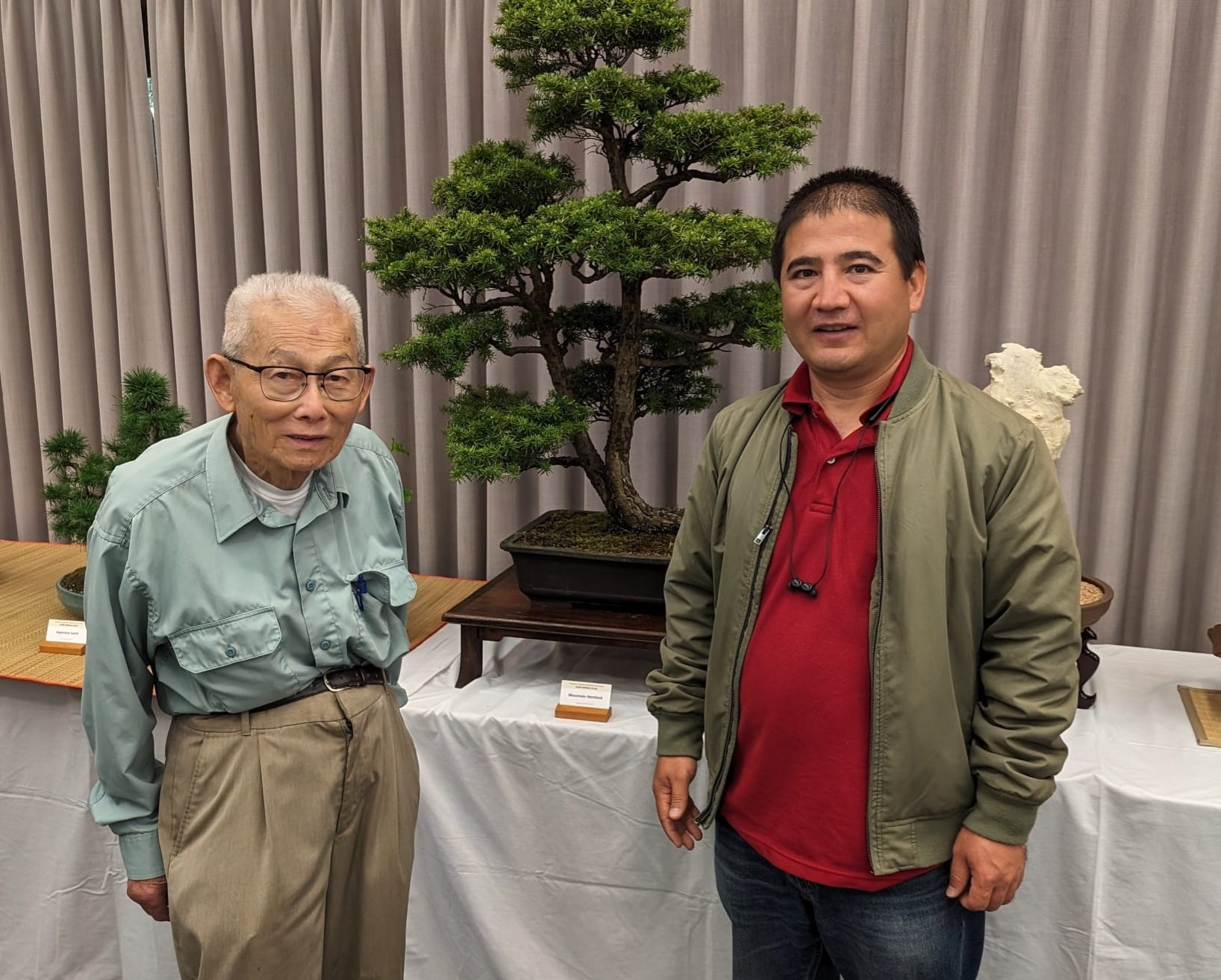 همراه با جناب Aiam از کشور جاپان، از استادان Bonsai در ونکوور. چند مدتی را شاگرد ایشان خواهم بود و از تجربه‌ها و نکات و تکنیکهای عملی در پرورش Bonsai بهره‌مند خواهم شد.