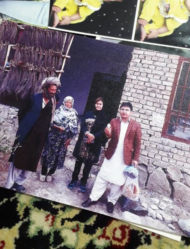 خواهرم در ایران، از آلبوم قدیمی خانه پدری، چند تا عکس در واتسپ برایم فرستاده بود. عکسهای نوزادی بچه‌ها و دخترهایی که حالا همگی جوان شده‌اند و در کشورهای مختلف زندگی میکنند. بیشتر آن عکسها را می‌شناختم. بعد عکس نوزادی نسل جدید را فرستاد، این جدیدها را خیلی کم شناخت داشتم. به جز نواسه های مادرم، بقیه را نمی‌شناسم. خیلی از عروسها و دامادهای جدید فامیل را هم نمی‌شناسم. بعد این عکس ما را به عنوان عکس برگزیده برایم فرستاد. گفتم چه چیزی در این عکس برگزیده بود؟ گفت خیلی حس خوب و جالبی در این عکس بود. بعد ازم خواست داستان این عکس را به طور کامل برایش تشریح کنم. چی شد که چنین عکسی گرفتیم؟ فردا داستان کامل این عکس را می‌نویسم.